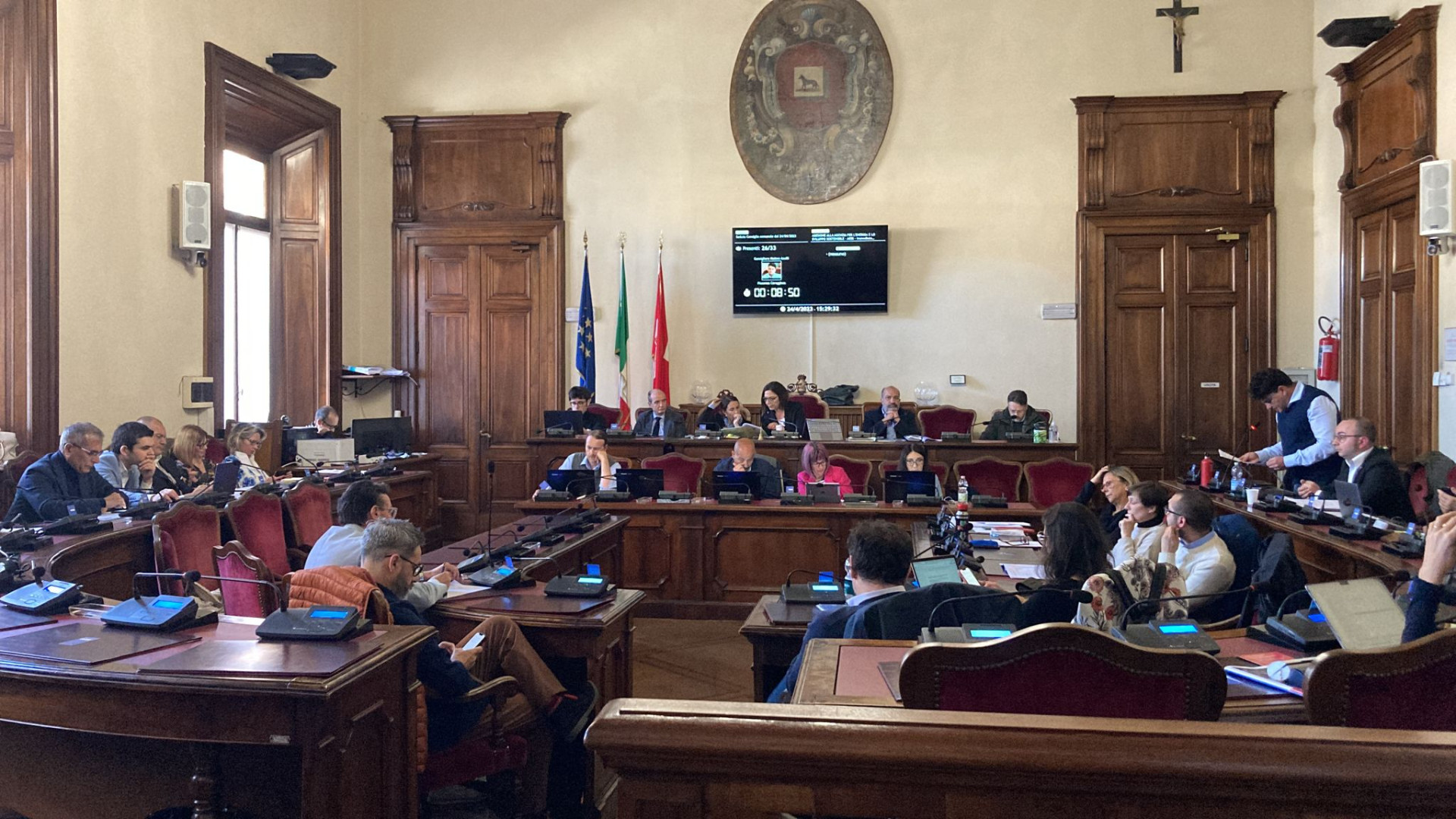 In consiglio un minuto di silenzio per Berlusconi. Cugini lascia l’aula