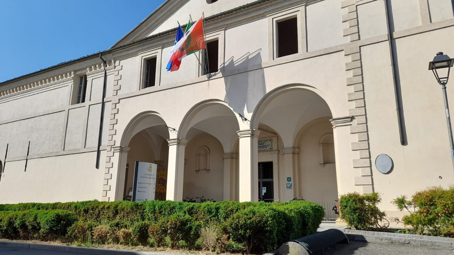 "Uniti per la dislessia": il municipio di Fiorenzuola si illumina per due notti di blu