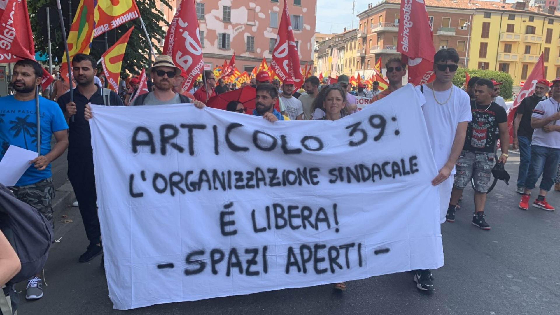 Oltre 1.500 persone in corteo tra le vie della città per i sindacalisti arrestati