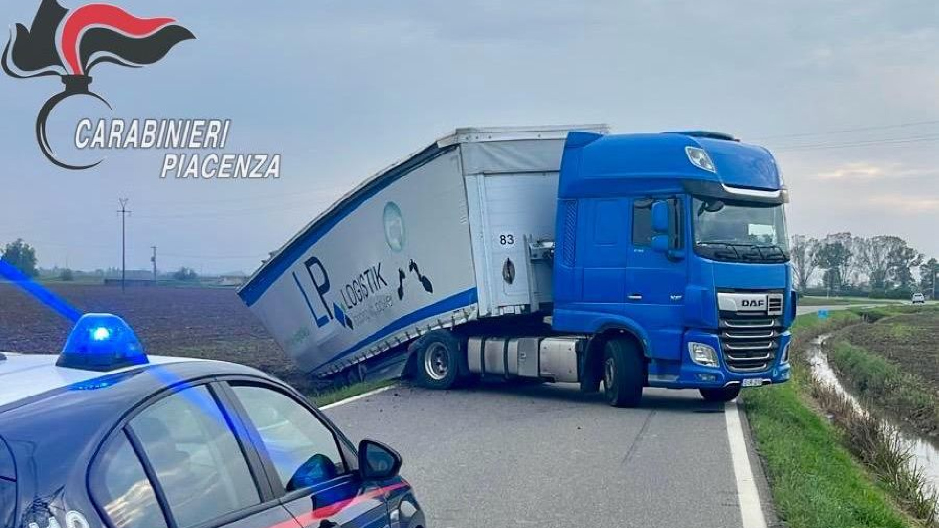 Tir in difficoltà sulla provinciale 588 a Castelvetro, il rimorchio scivola nel fosso