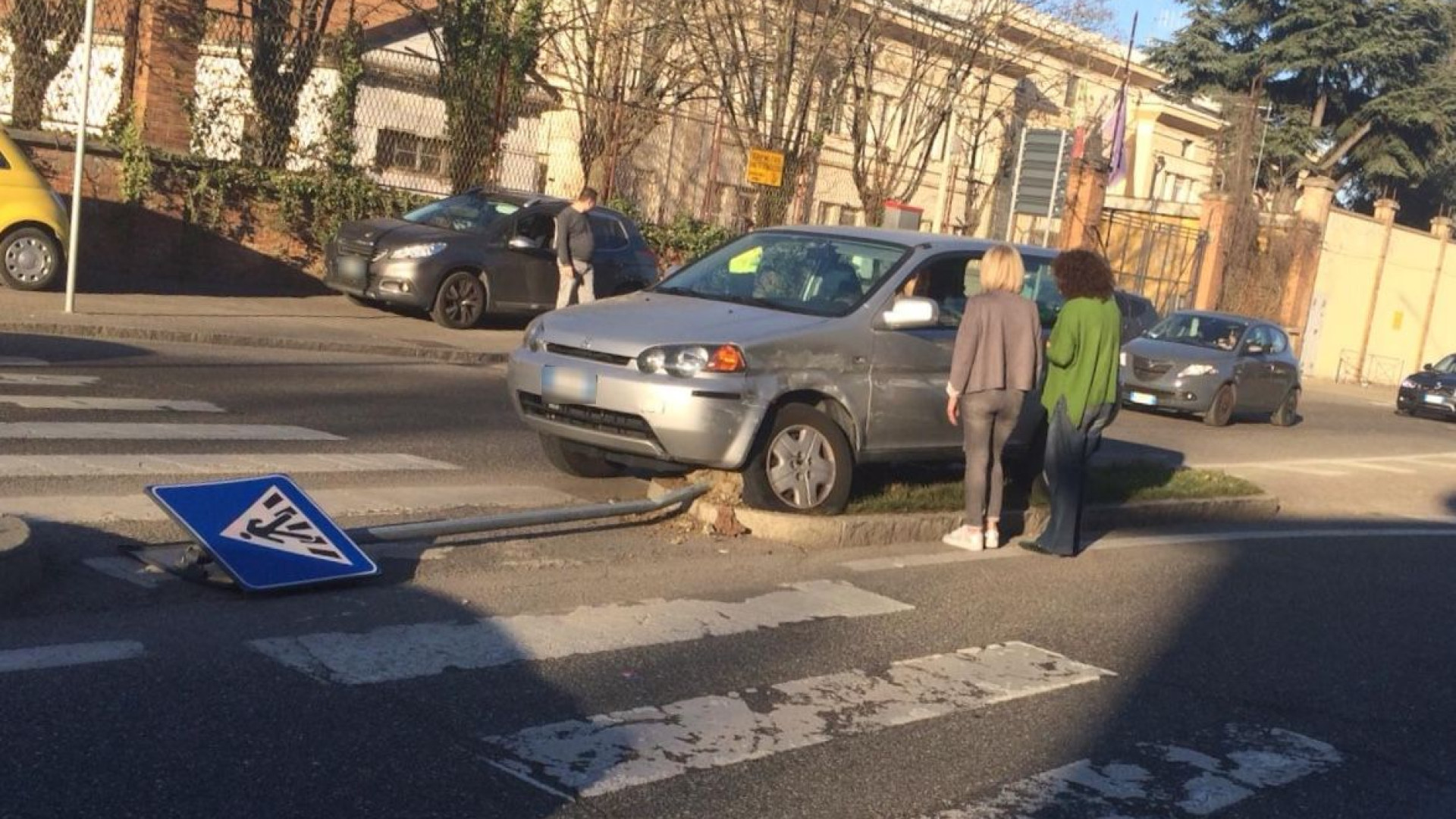 Schianto alla rotatoria: auto sale sullo spartitraffico e abbatte un cartello stradale
