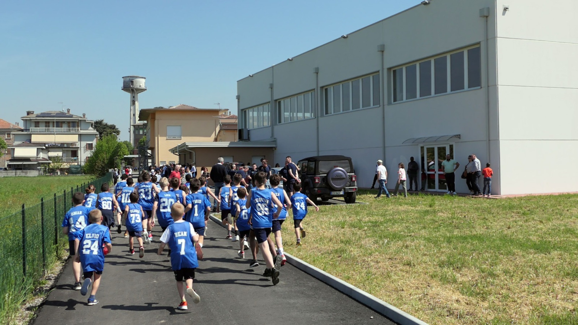 Inaugurato il palazzetto dello sport di Gragnano: il taglio del nastro con Bonaccini