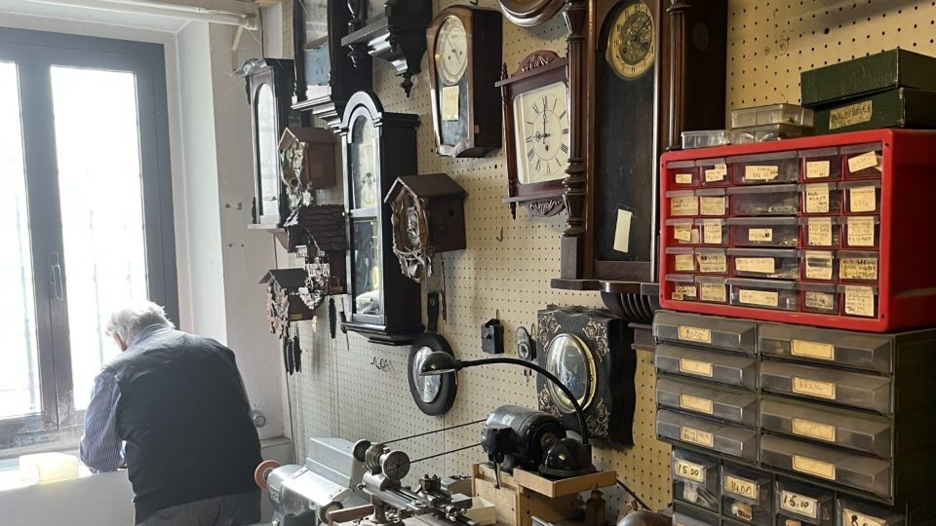 A 82 anni aggiusta il tempo tra i cucù. "I giovani vogliono l'orologio del nonno"