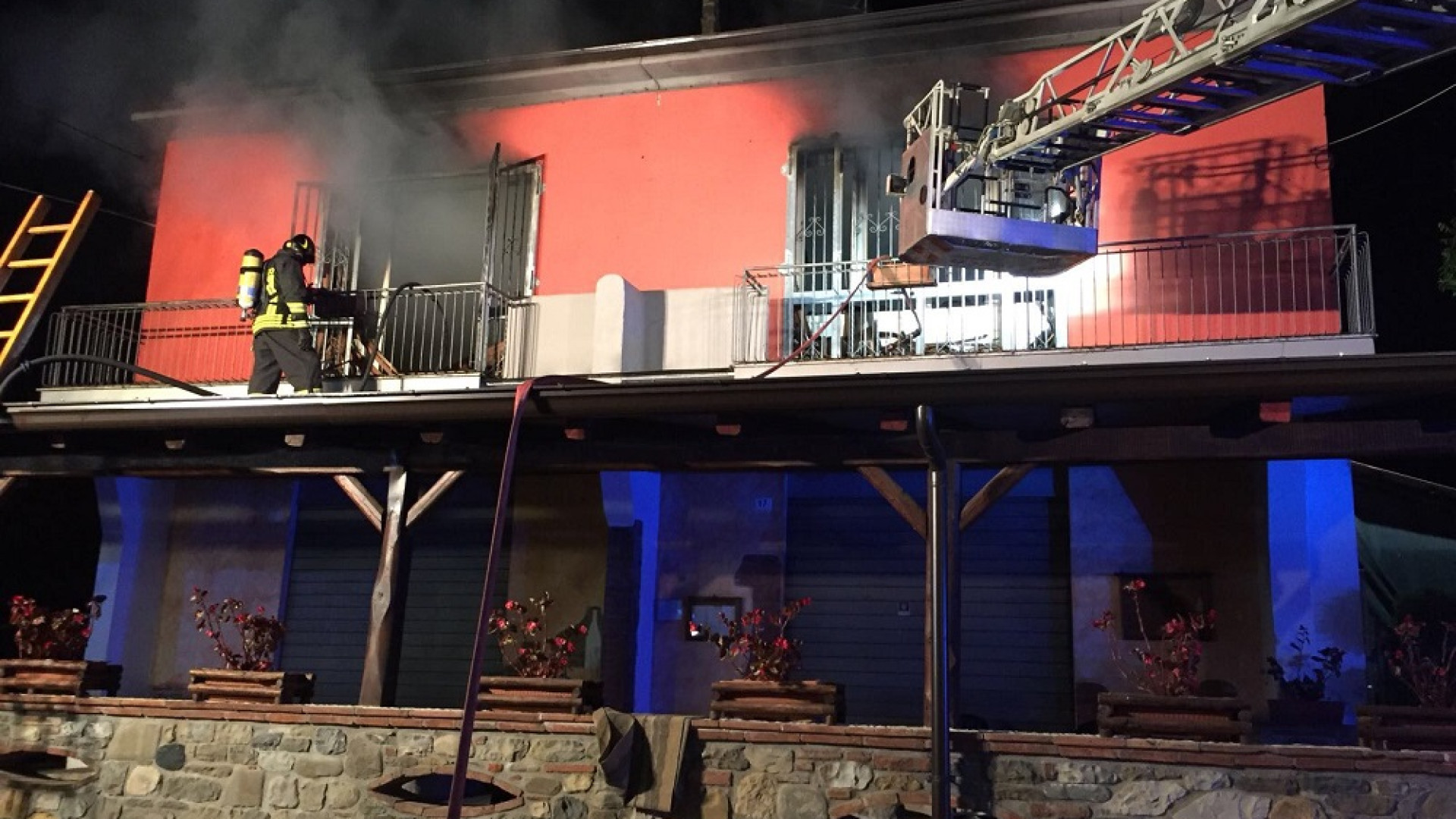 Incendio in un'abitazione, paura a Vigostano. Pompieri sul posto