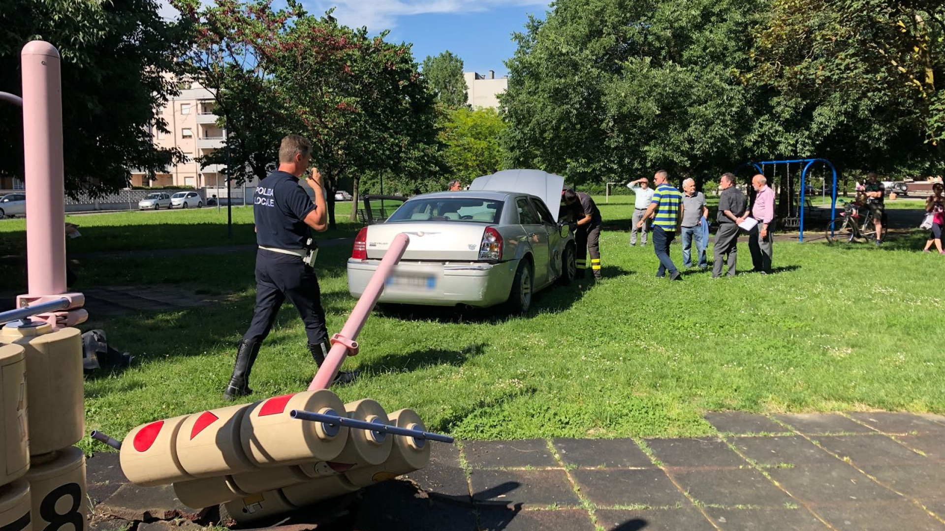 Auto perde il controllo dopo l'incidente e finisce nel parco giochi: grande paura alla Besurica
