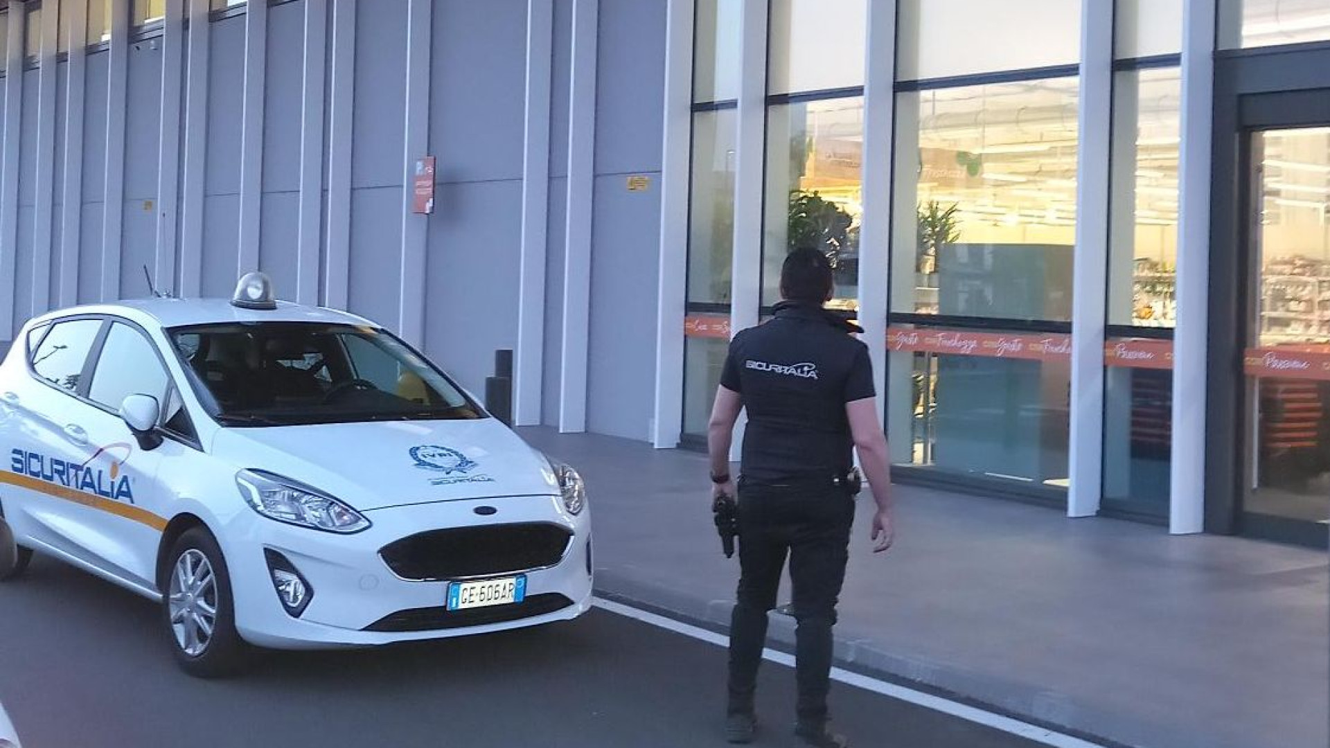 Tentano di scassinare la cassaforte alla Conad, ladri messi in fuga dall'allarme