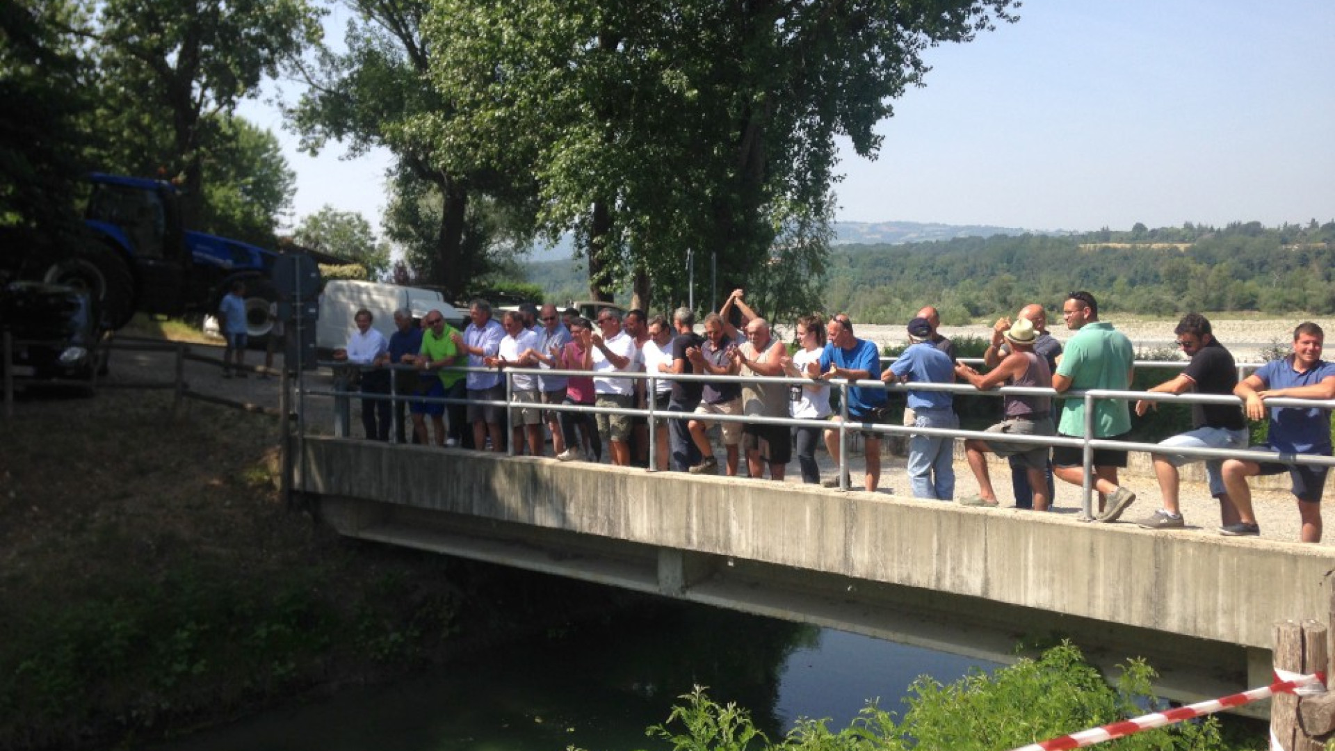 "La terra ha bisogno di acqua. La Regione intervenga subito". Sit-in di protesta delle associazioni di agricoltori