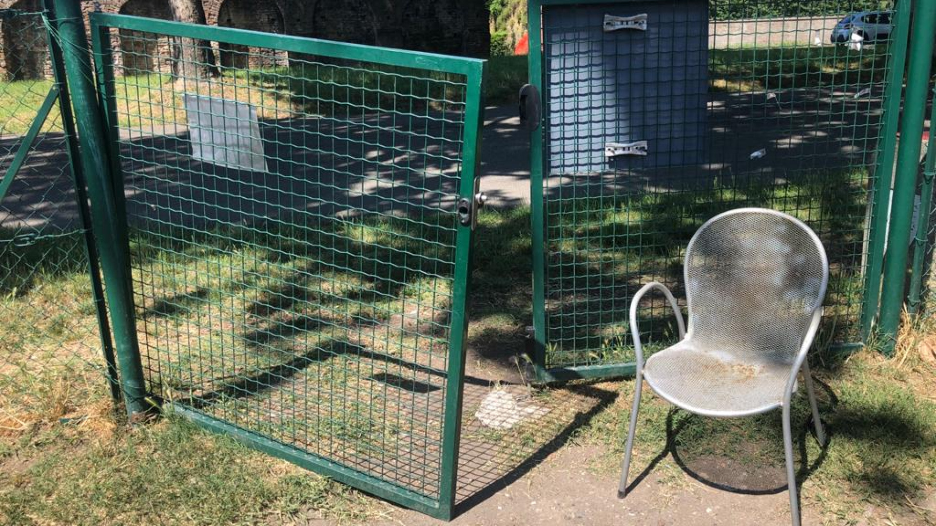 "Buchi nella rete e cancello sgangherato, area inutilizzabile"