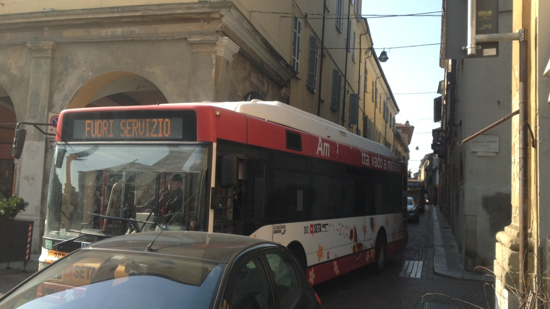Via Romagnosi, traffico in tilt. Auto blocca il passaggio del pullman