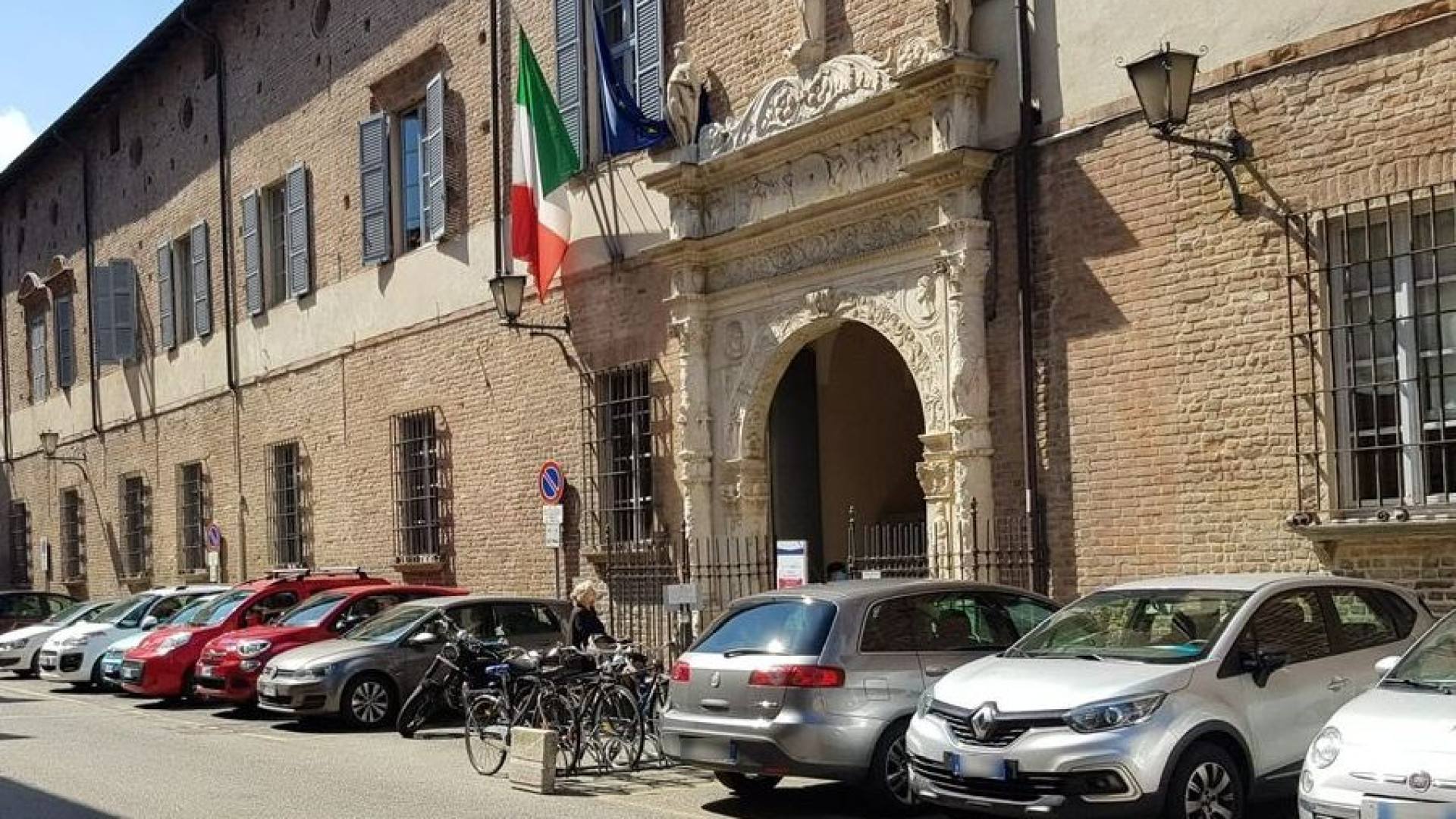 A processo per stalking, prende a calci la porta dell'aula. Udienza rinviata