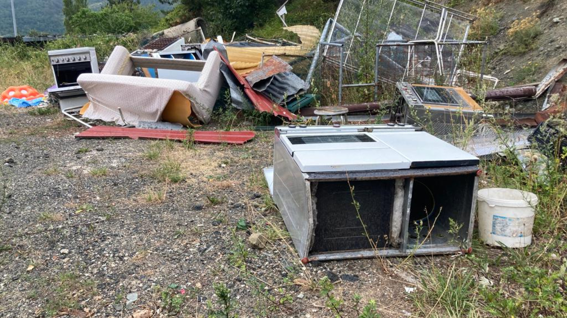 Frigoriferi, forni e letti: a Pertuso di Ferriere spunta una discarica a cielo aperto