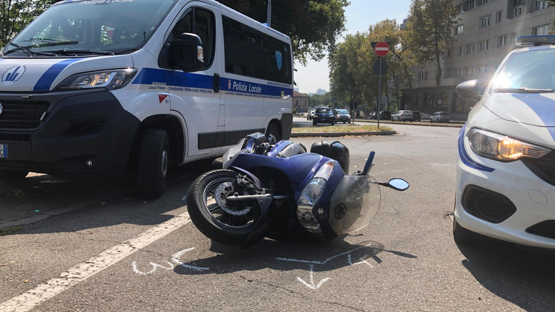 Incidente a Barriera Milano: scooter a terra dopo lo scontro con un'auto
