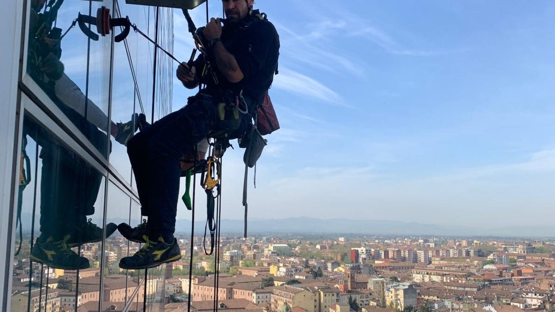 Edilizia acrobatica al grattacielo dei Mille: operai sospesi sopra Piacenza