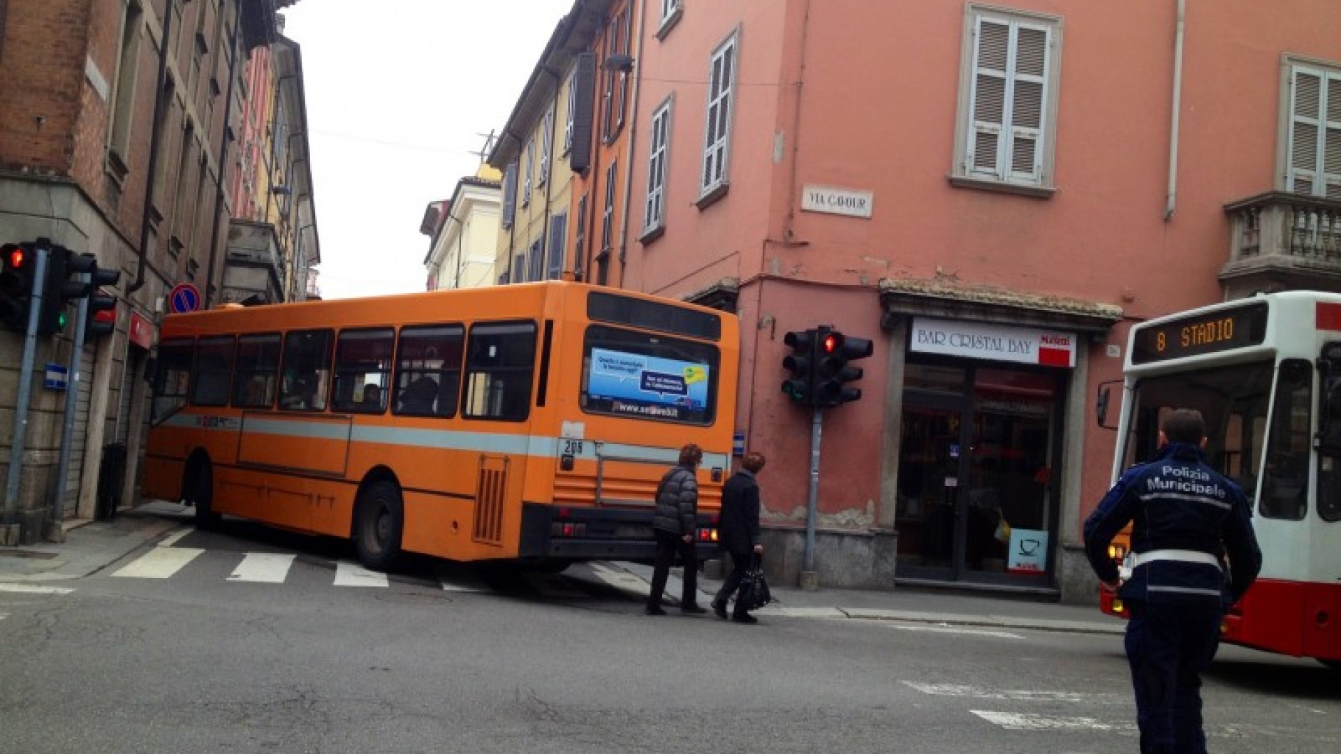 Autobus incastrato tra via Cavour e via Borghetto, traffico in tilt