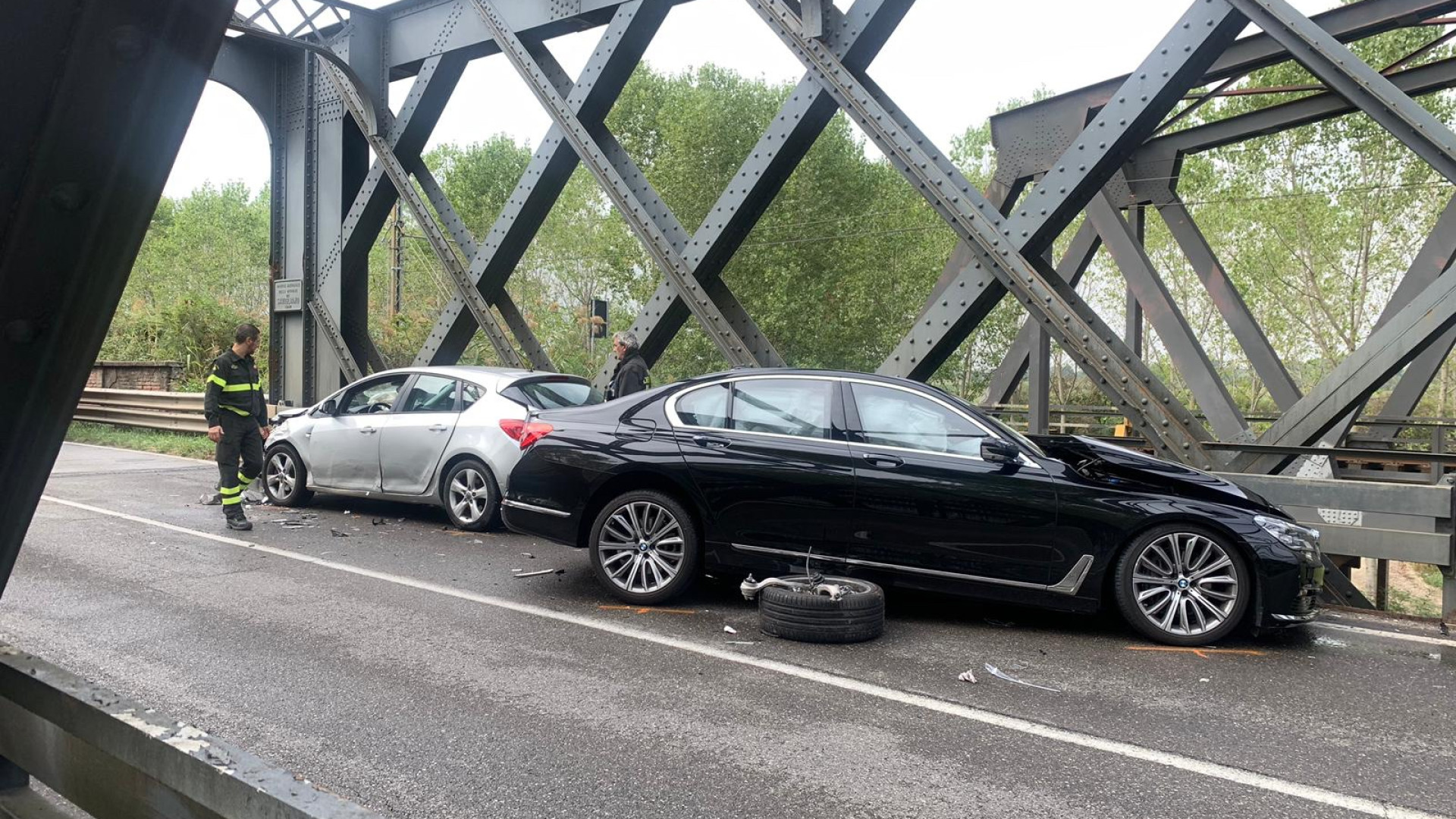 Frontale tra due auto a Castelvetro, una donna al settimo mese di gravidanza estratta dalle lamiere