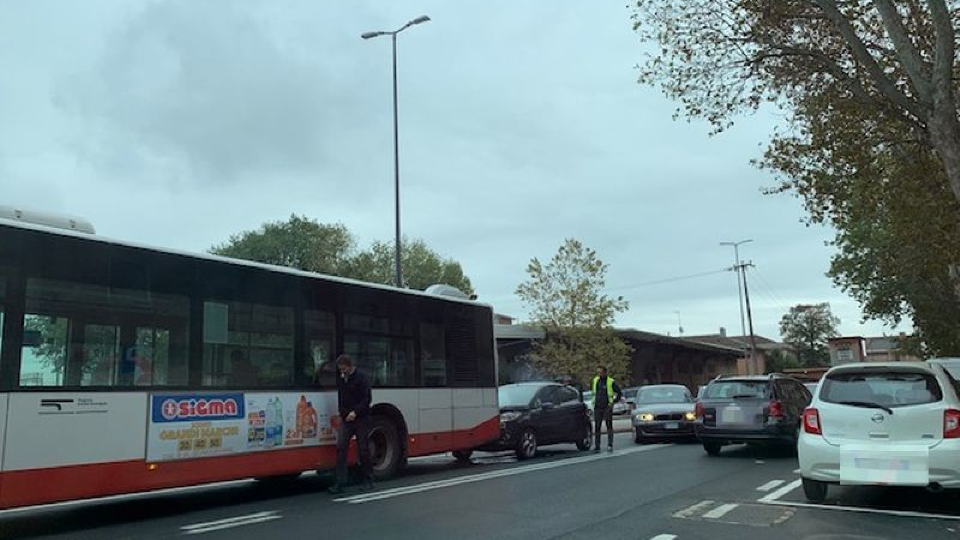 Auto tampona pullman: disagi per i passeggeri e la circolazione rallentata