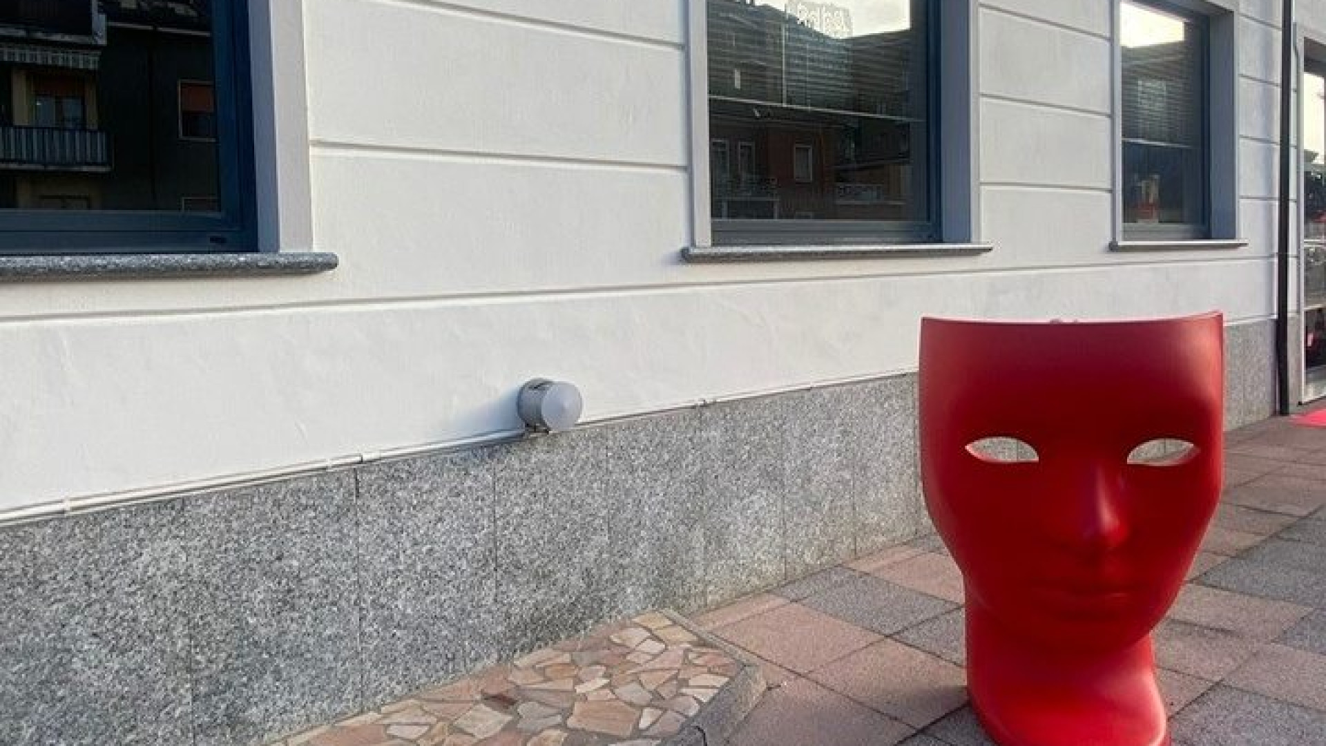 Rubata una poltrona Nemo Driade in via Cella. "Se avete bisogno vi do anche l'altra"