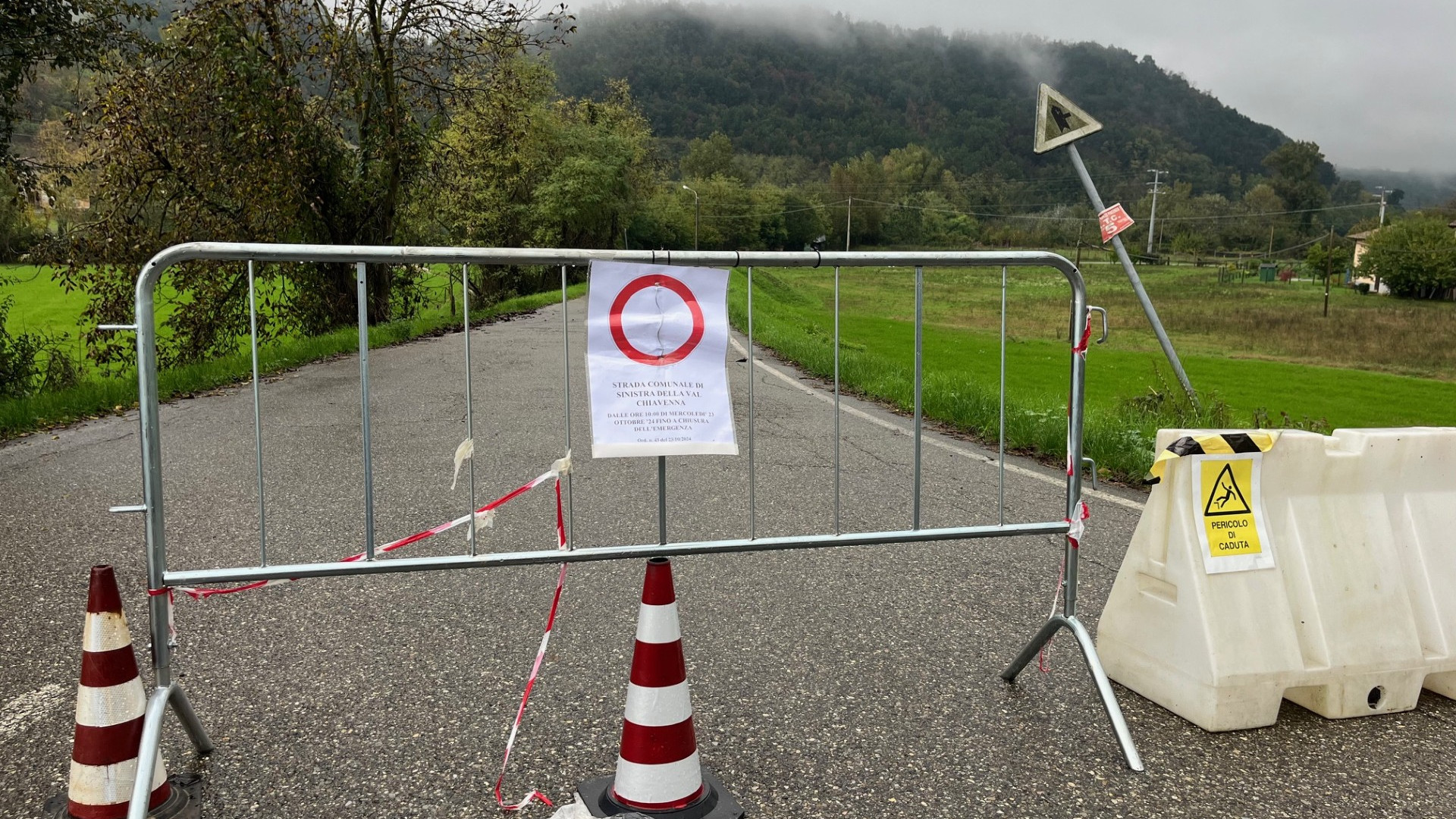 Val d'Arda sotto l'acqua, il Chiavenna erode una strada: allerta per rischio frane
