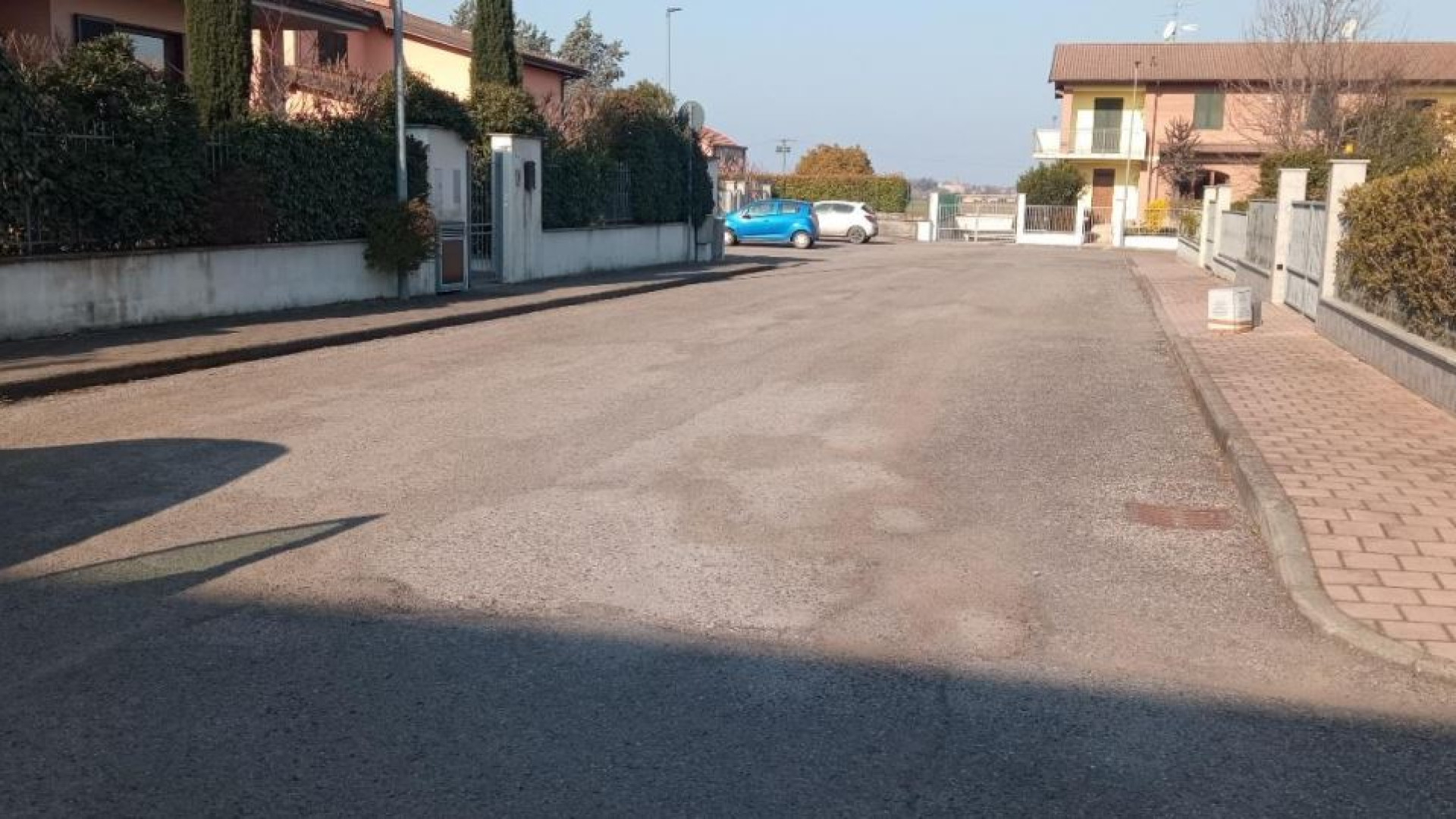 Niviano, via Borgo Castello pronta a "rifarsi il look": nuova asfaltatura in cantiere