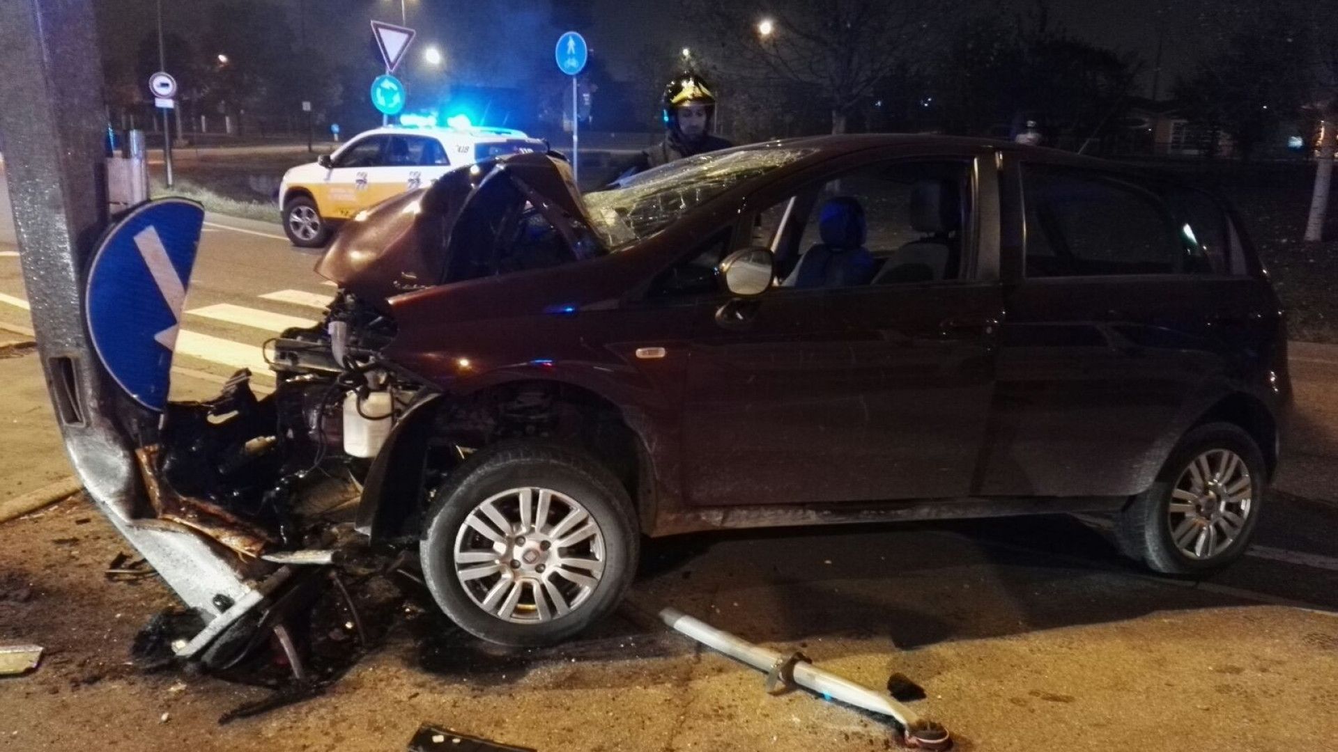 Montale, auto finisce contro un palo. Grave il conducente