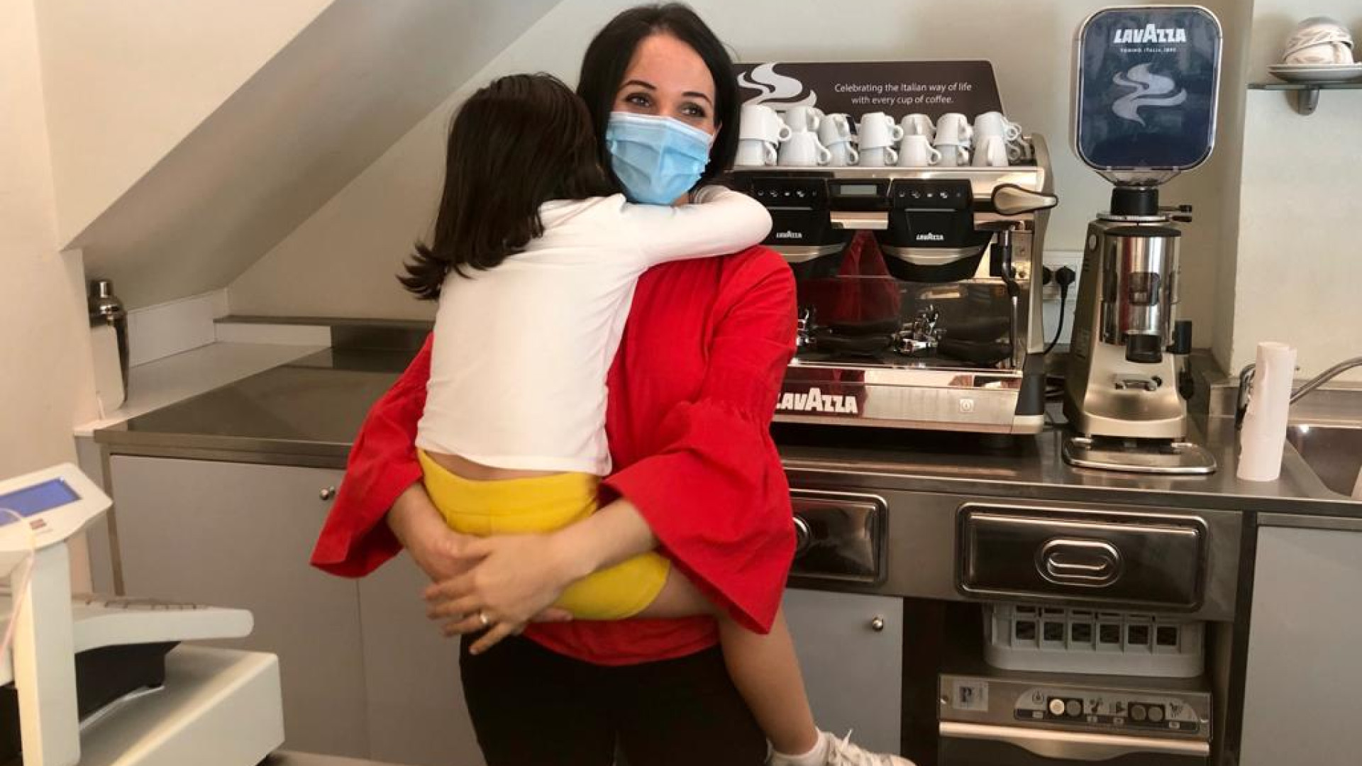 Malika rimanda l'apertura del bar: "Ho tre figlie a casa da gestire, come faccio?"