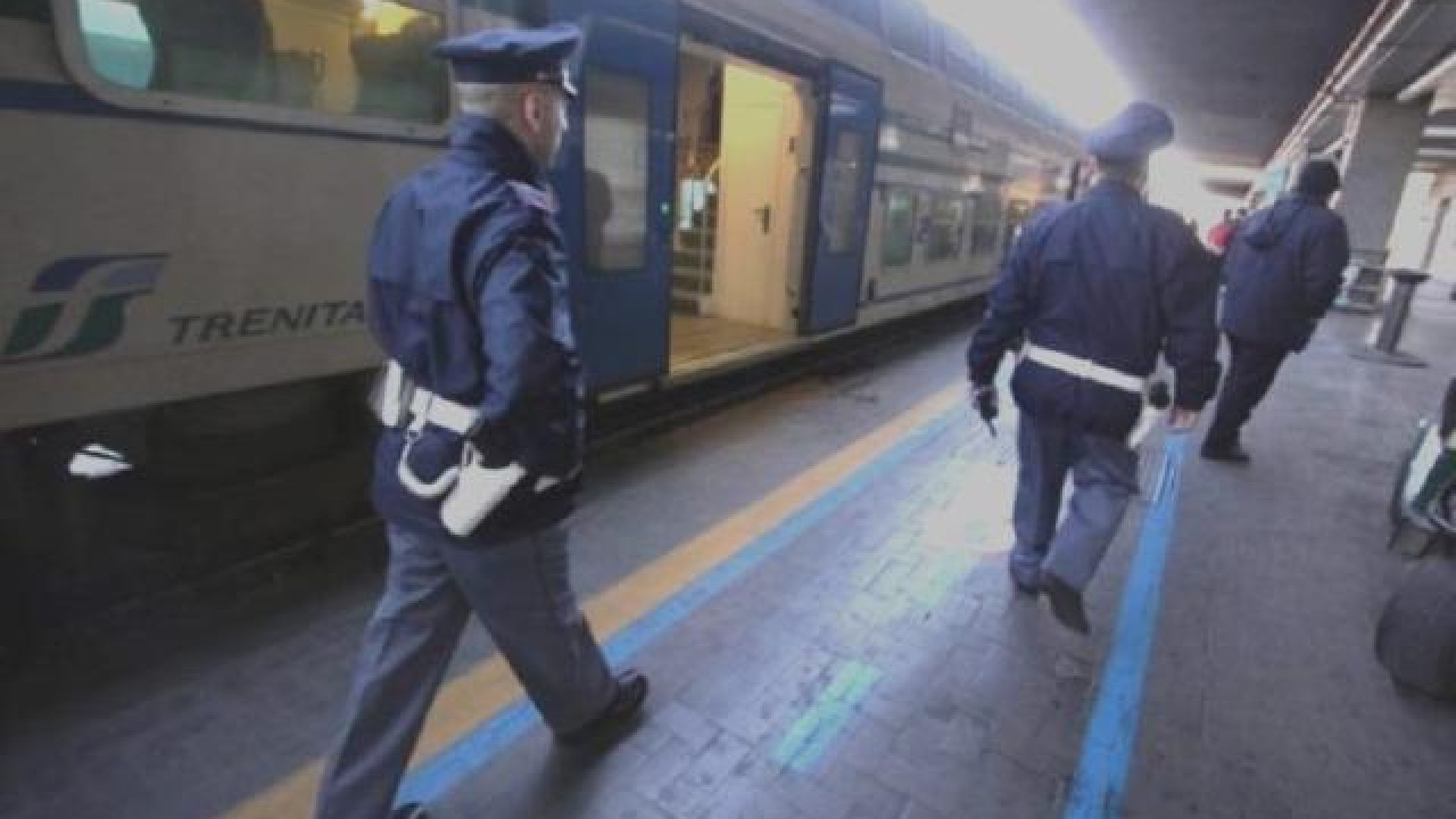 Rubano tablet e cellulare sul treno regionale: incastrati dalle telecamere a bordo