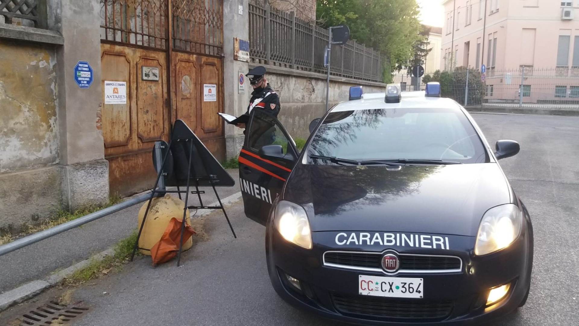 Colpo in tipografia: due giovani arrestati mentre compiono il furto
