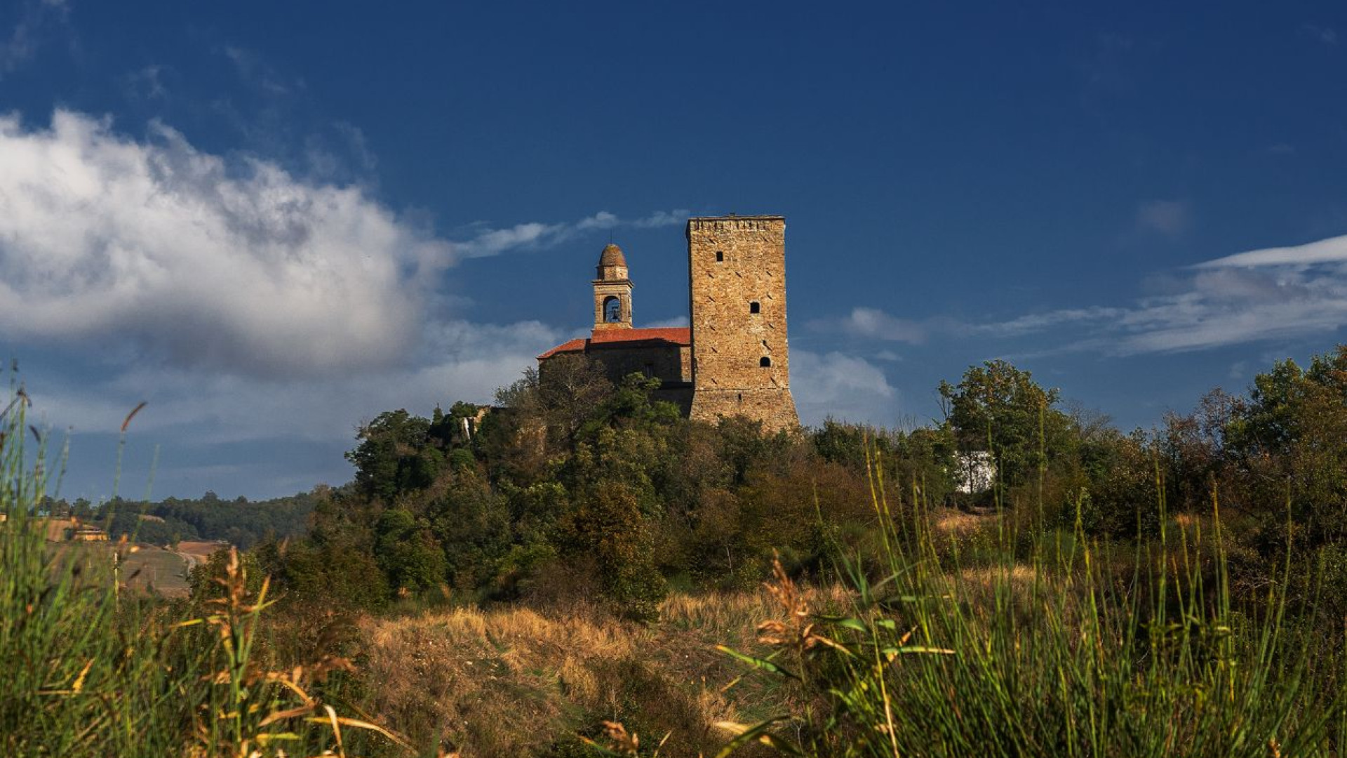 Suggestiva e misteriosa, ecco la torre medioevale di Bobbiano in Val Trebbia