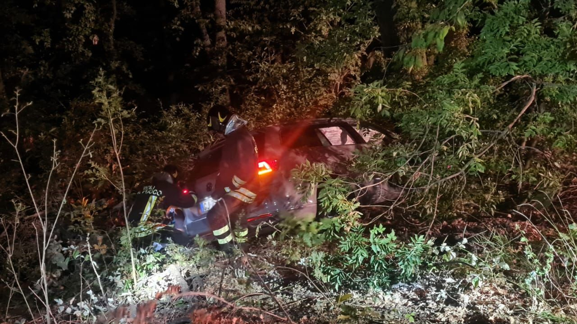 Quattro villeggianti finiscono con l'auto nella scarpata: estratti dai vigili del fuoco