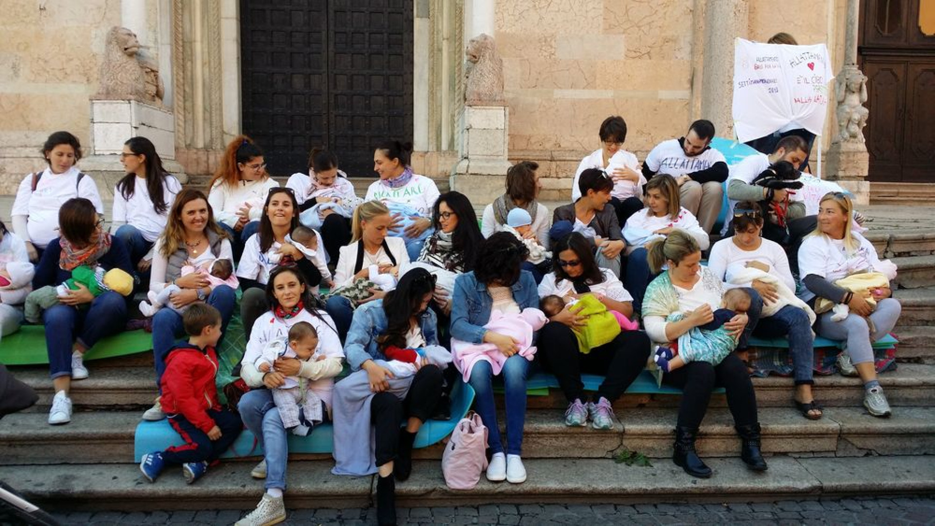 Piazza Duomo, flash mob per l'allattamento al seno