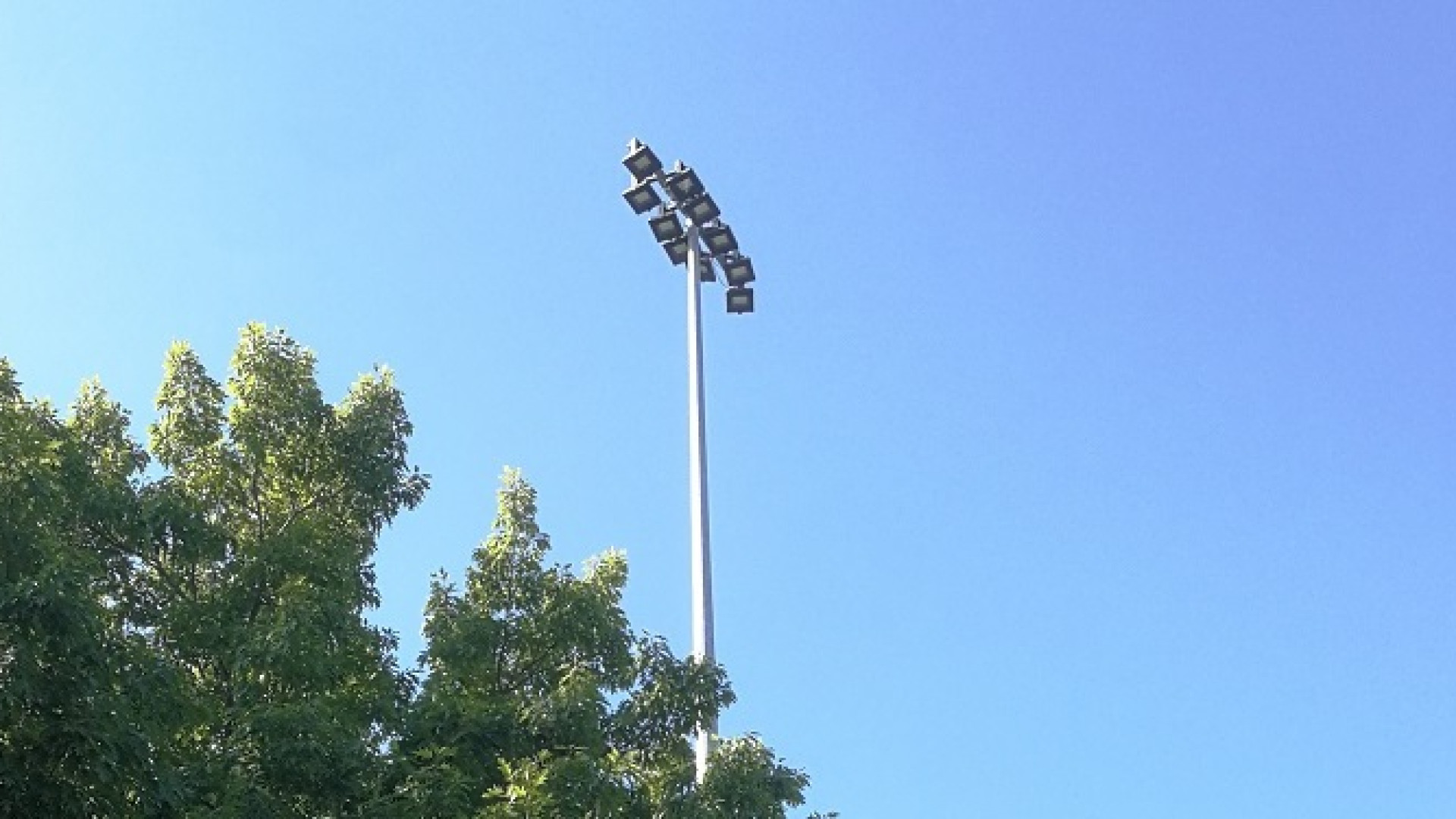 Crollò a febbraio: dopo sette mesi posizionata una nuova torre faro in viale Martiri