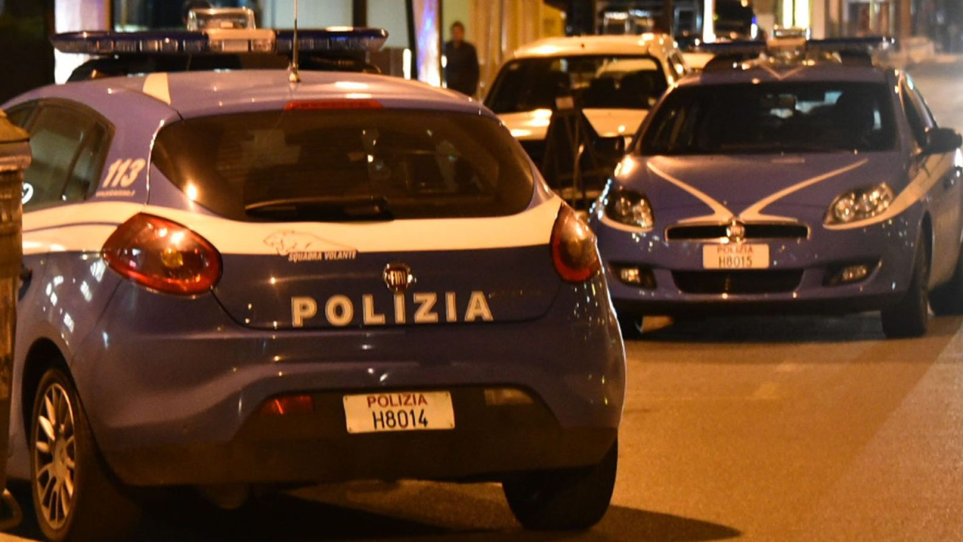 Tentano di fuggire all'alt della polizia e di disfarsi della droga: due arresti