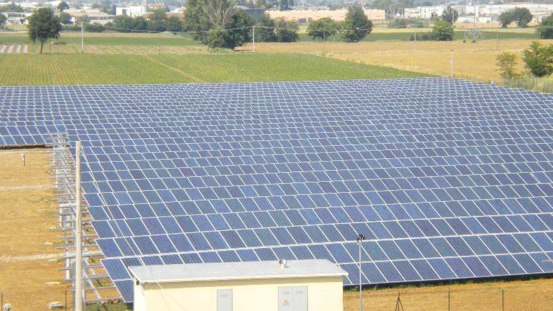 Impianti fotovoltaici in campi, laghi, cave e industrie: ecco i nuovi criteri regionali