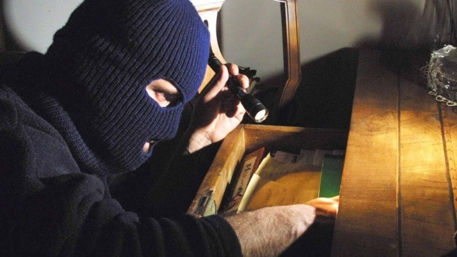 Tutti a far festa per il Capodanno, i ladri ripuliscono quattro appartamenti