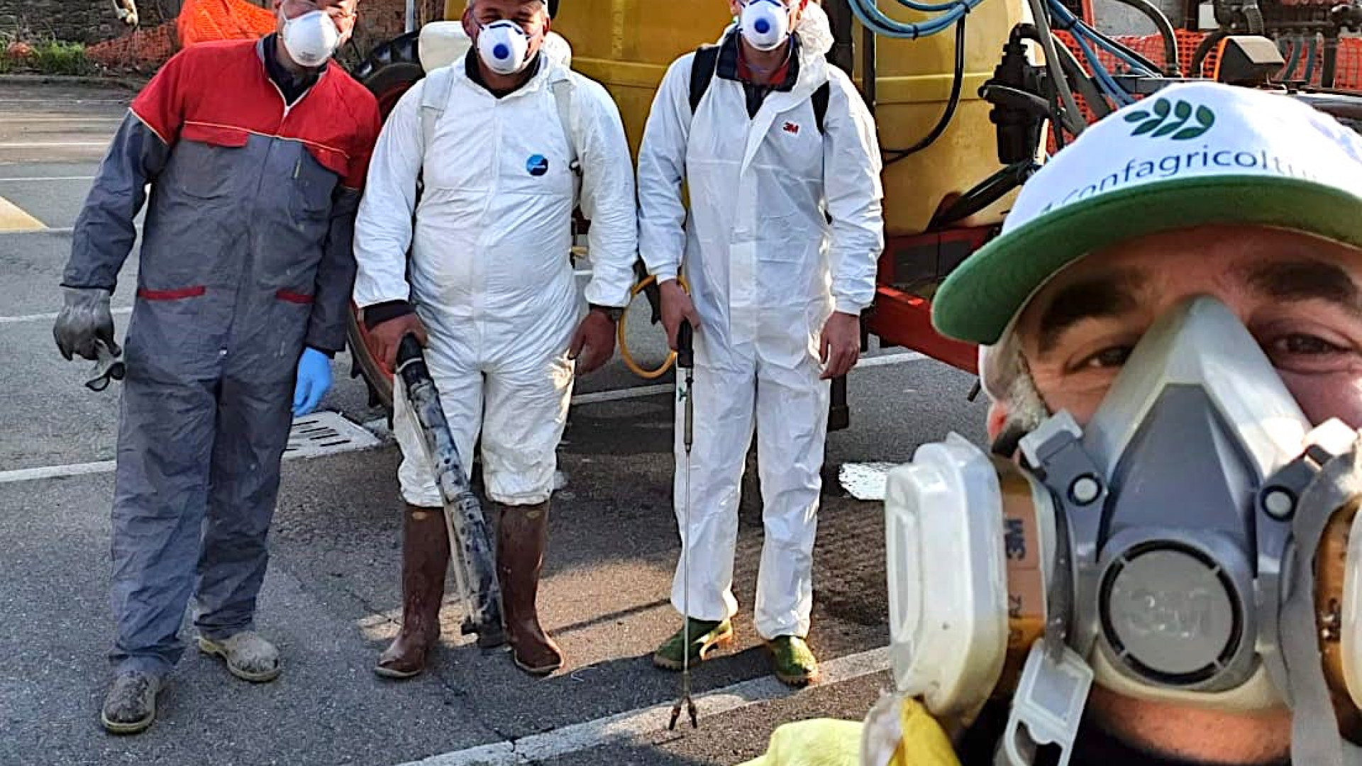 Agricoltori in campo per igienizzare le strade con trattori e nebulizzatori