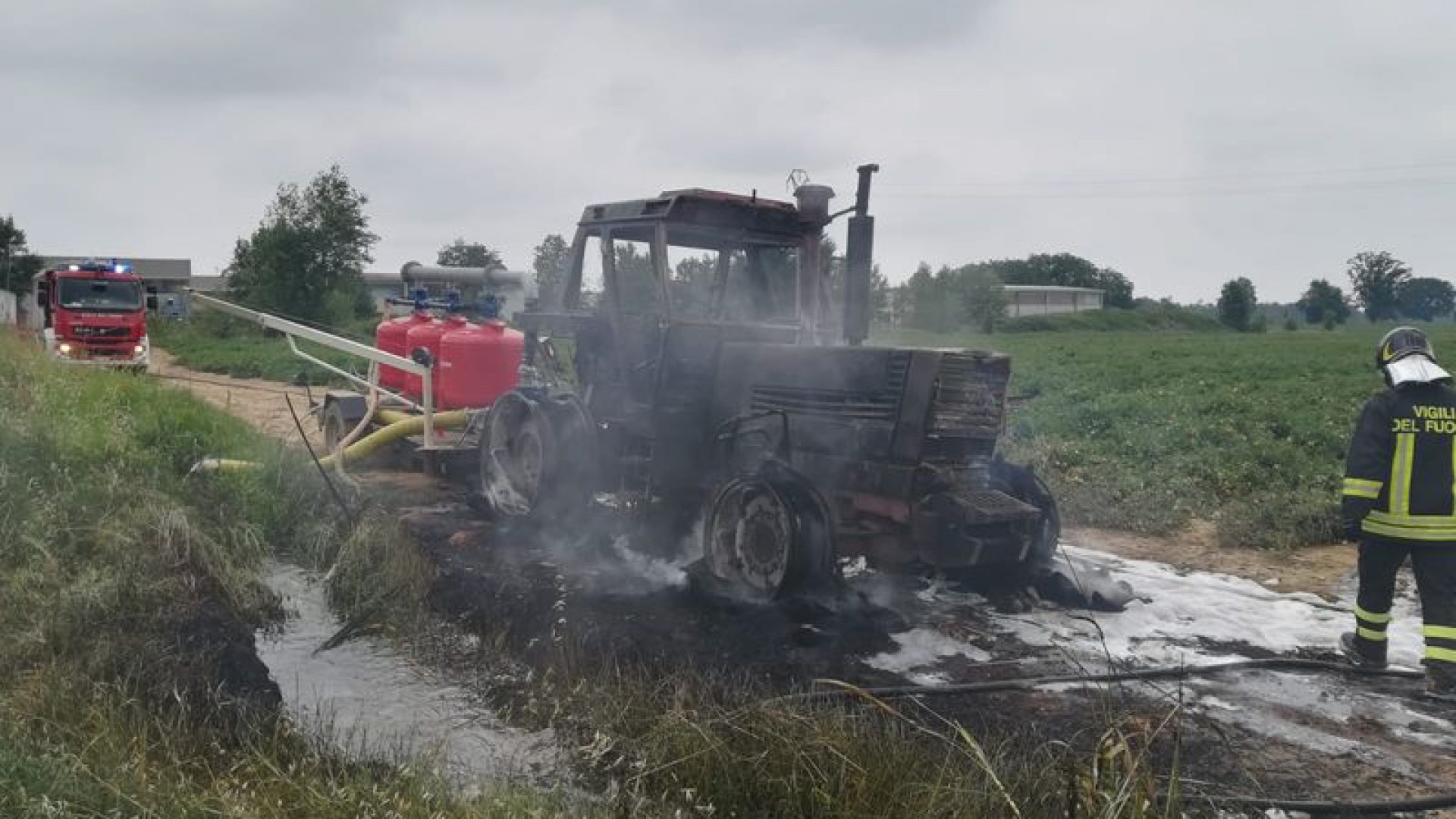 Trattore divorato dalle fiamme: sul posto i vigili del fuoco FOTO