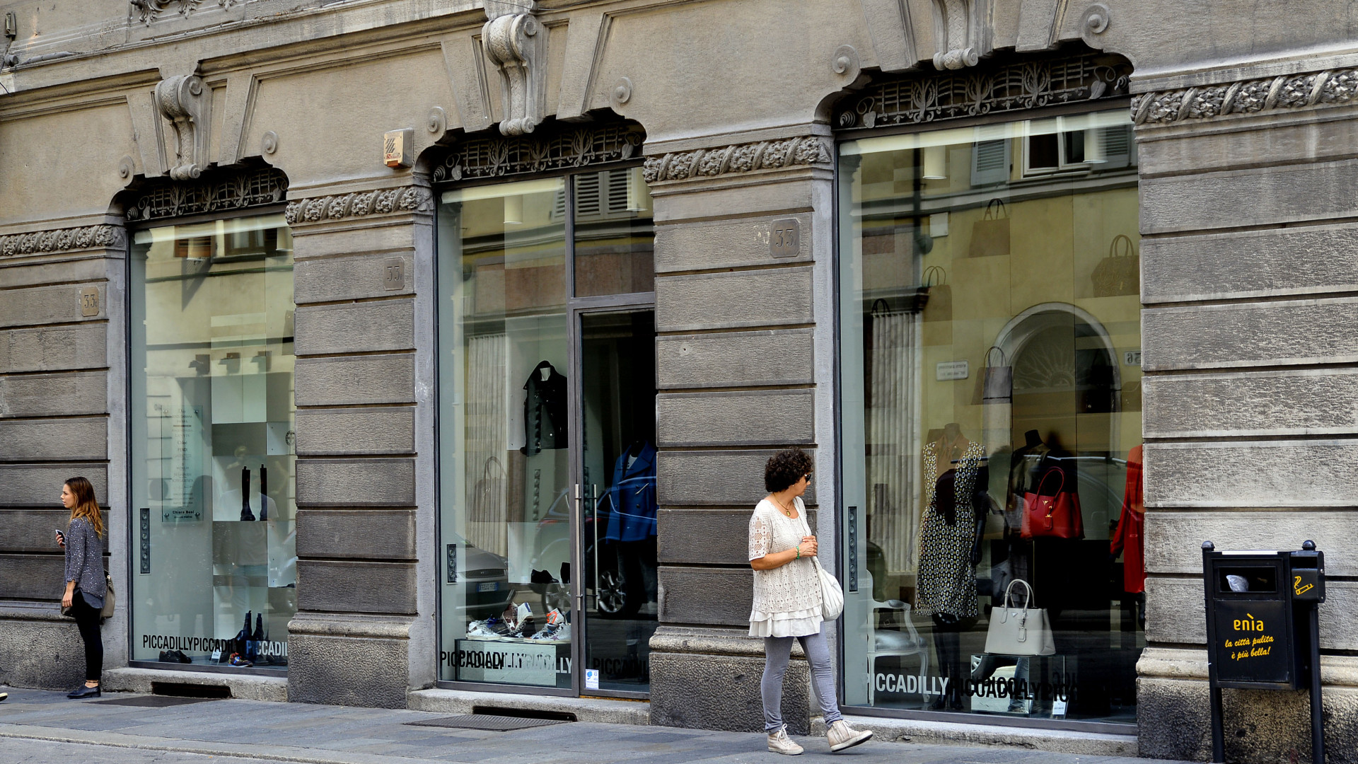 Rapina in via Cavour, un passante ferma coppia di stranieri in fuga