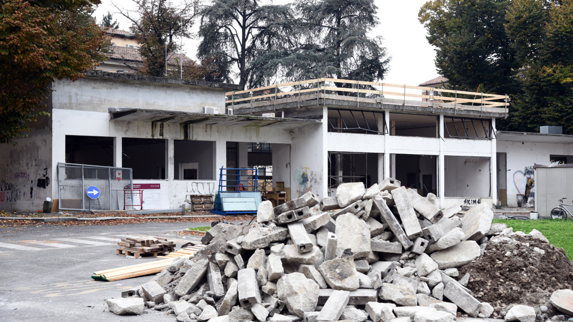 Cittadella, giù il tetto dell’ex autostazione: la demolizione entra nel vivo, poi altro stop