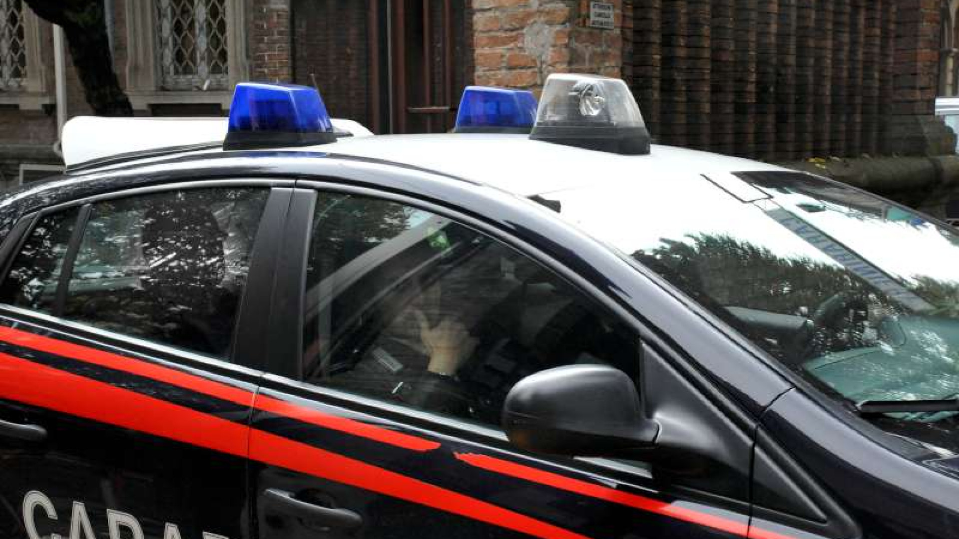 Lascia le chiavi nell'auto e va a raccogliere patate: giovane sale e scappa