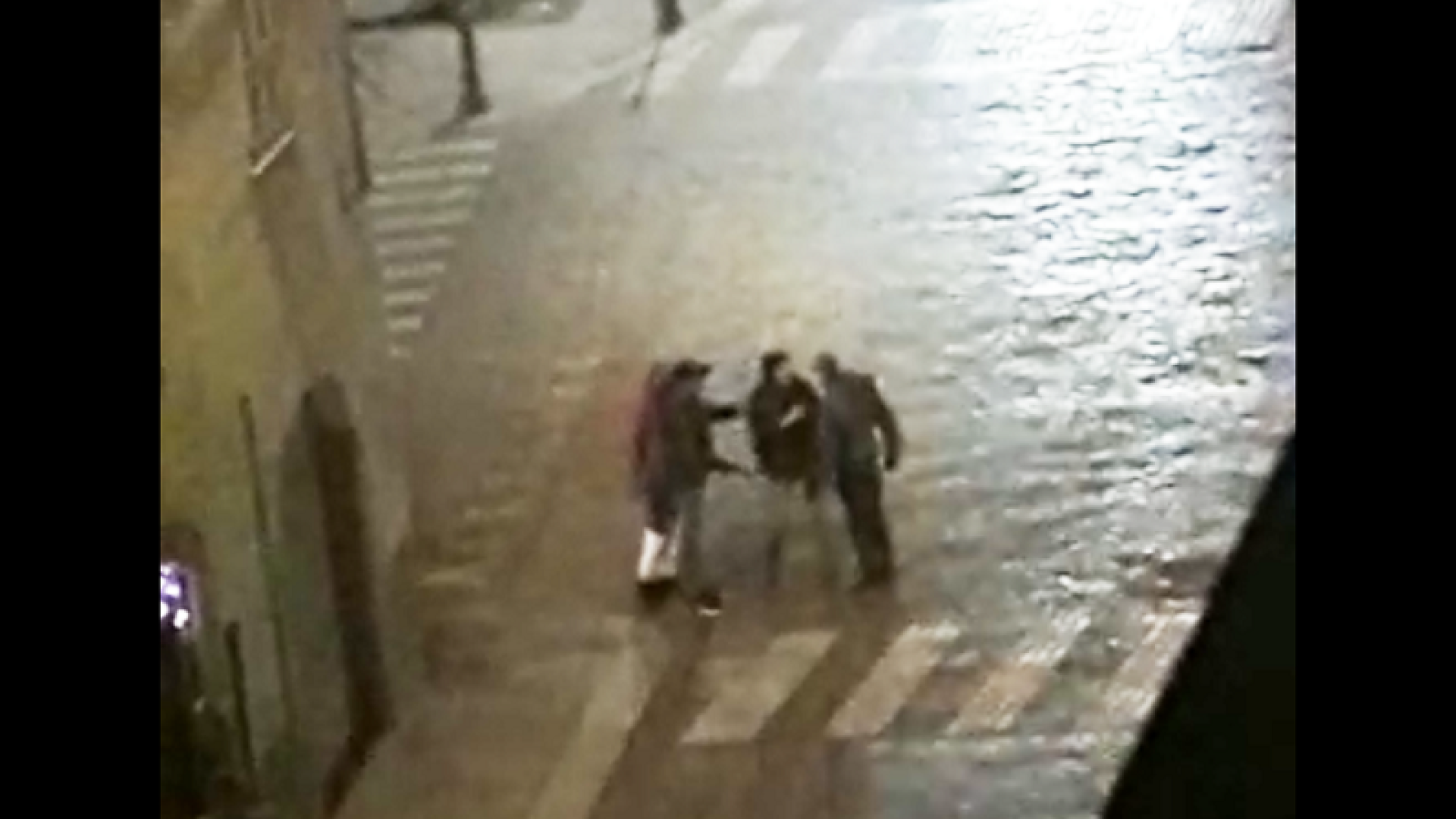 Calci e testate in mezzo alla strada: "Dammi i soldi". Residente riprende la lite VIDEO