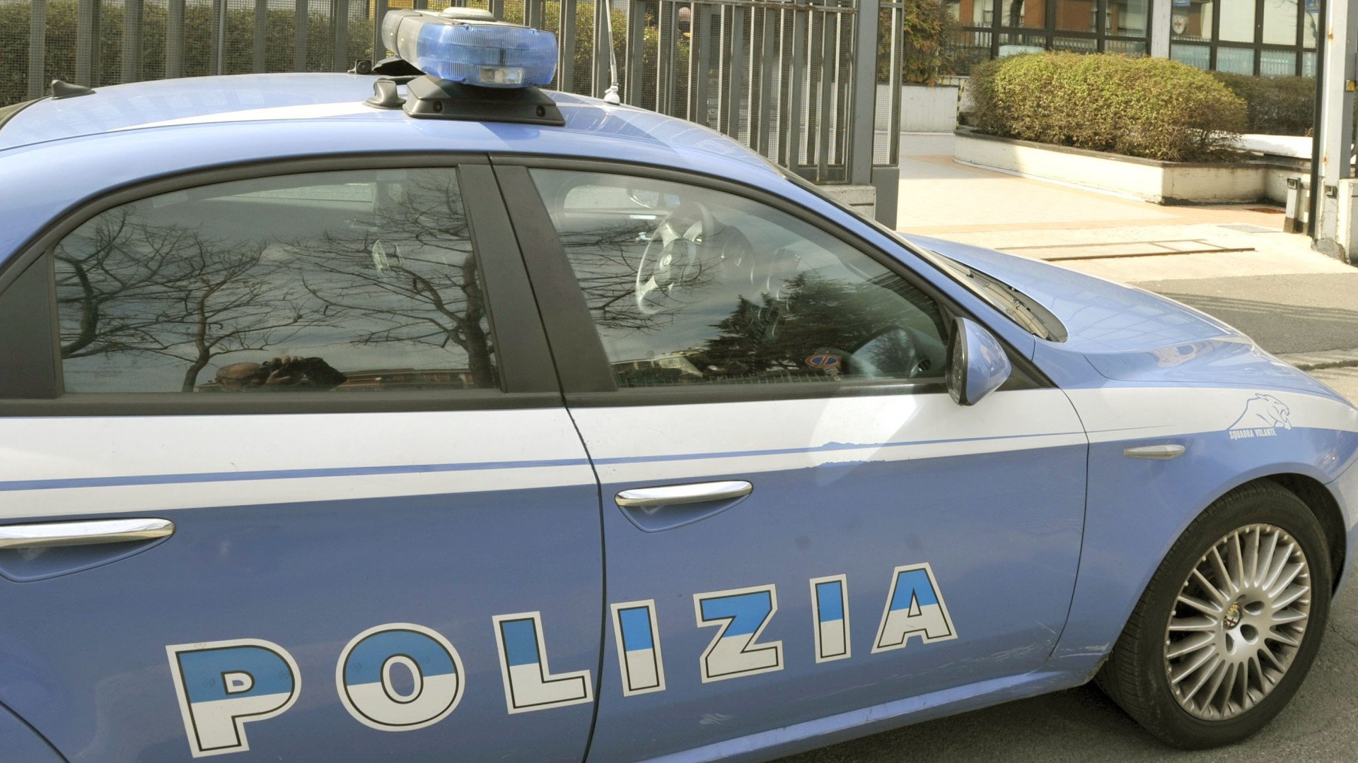 Minaccia con il coltello e rapina un uomo: straniero arrestato dalle Volanti
