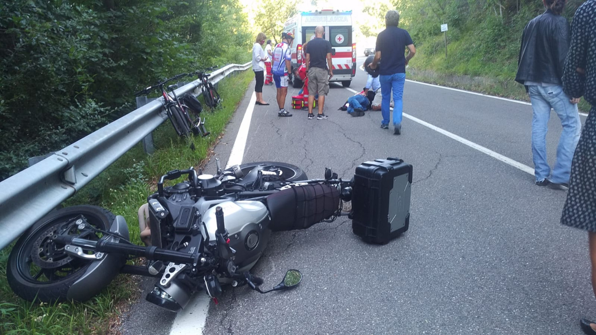 Schianto in moto alla diga del Molato: centauro all’ospedale in elicottero