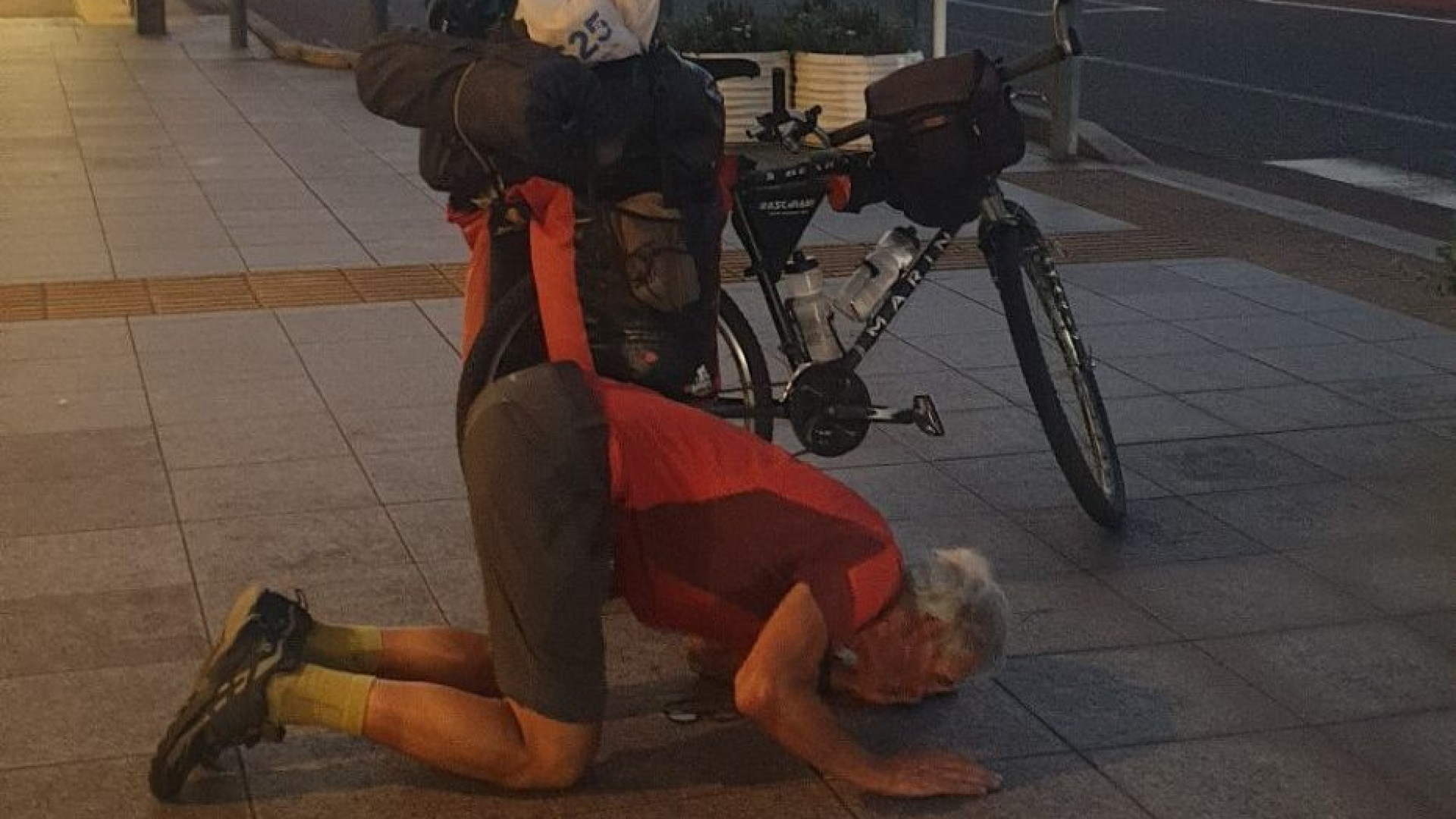 L'ex preside Garioni ce l'ha fatta: in Giappone da Bobbio in bici. "Una conversione"