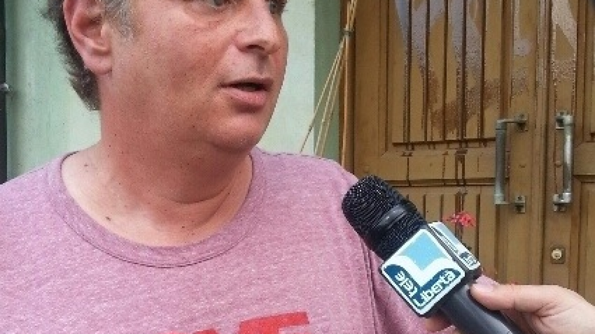 Scritta omofoba sulla porta di casa, Gary: "Non la cancello"