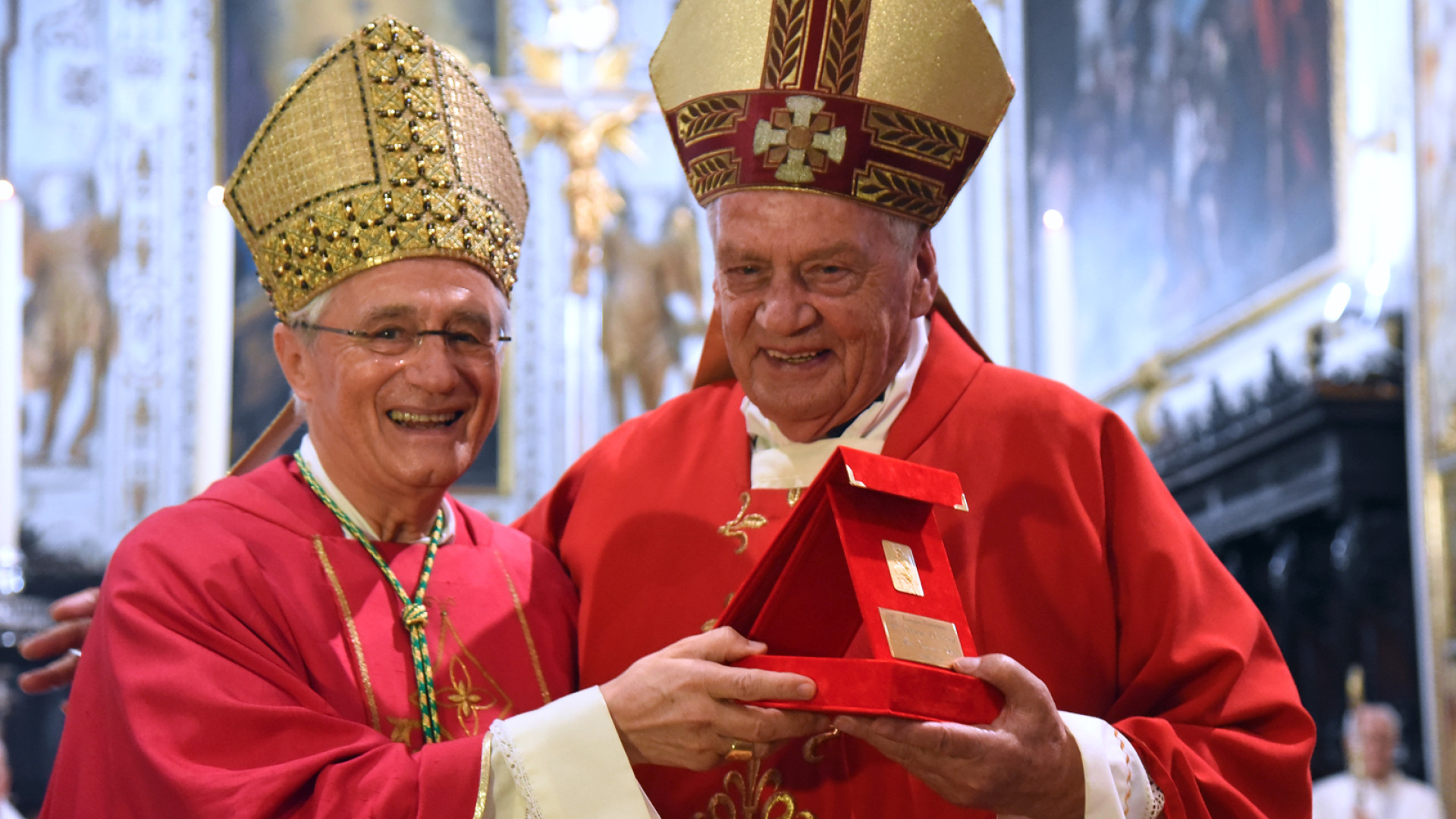 Antonino d'Oro a monsignor Berni: "Dedicato alla gente incontrata nella mia missione". FOTO