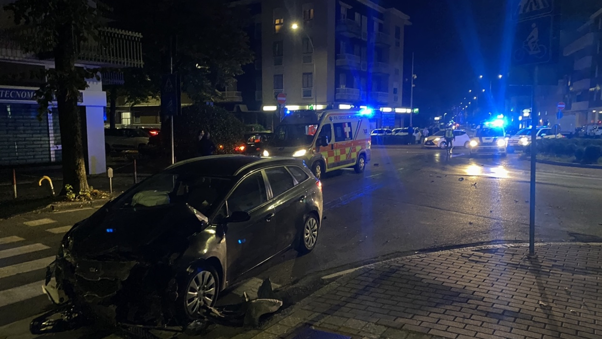 Incidente tra due auto alla rotonda tra via Veneto e via Gadolini: conducenti feriti