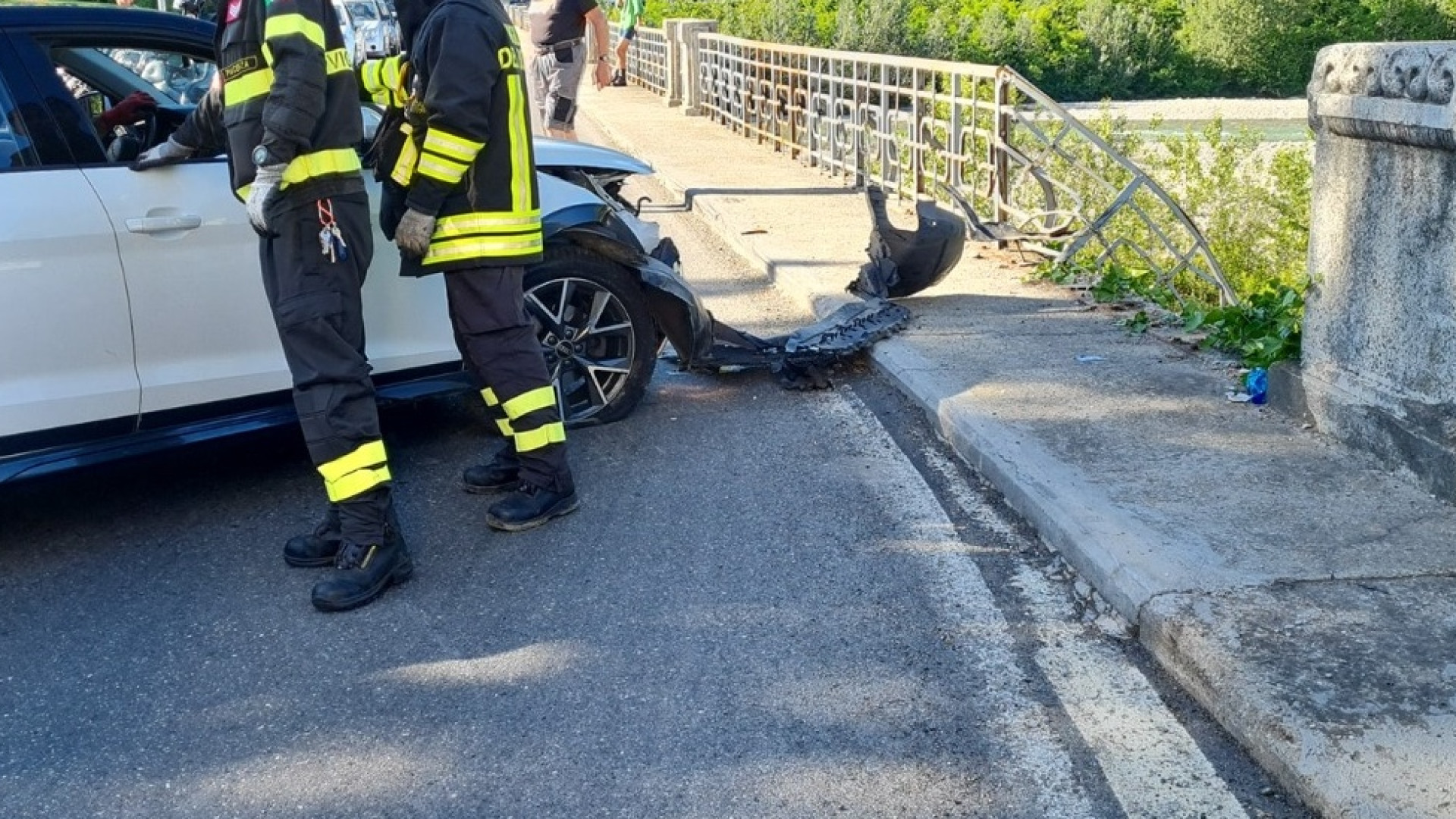 Incidente all'ingresso di di Ponte dell'olio: auto sfonda la ringhiera, ma nessun ferito