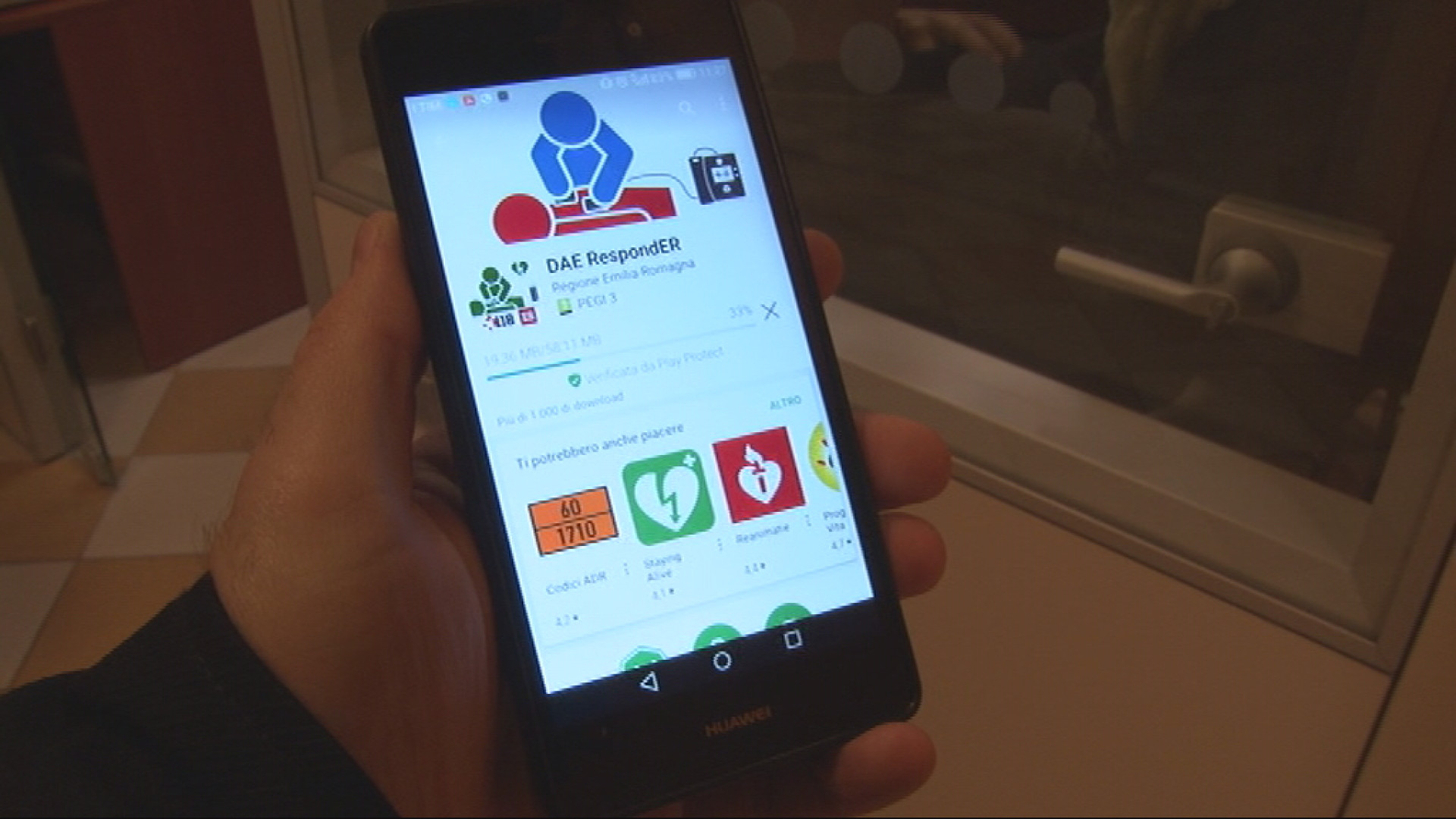 Riceve allerta sulla app e corre a casa di un uomo con il defibrillatore per soccorrerlo. Primo caso in regione