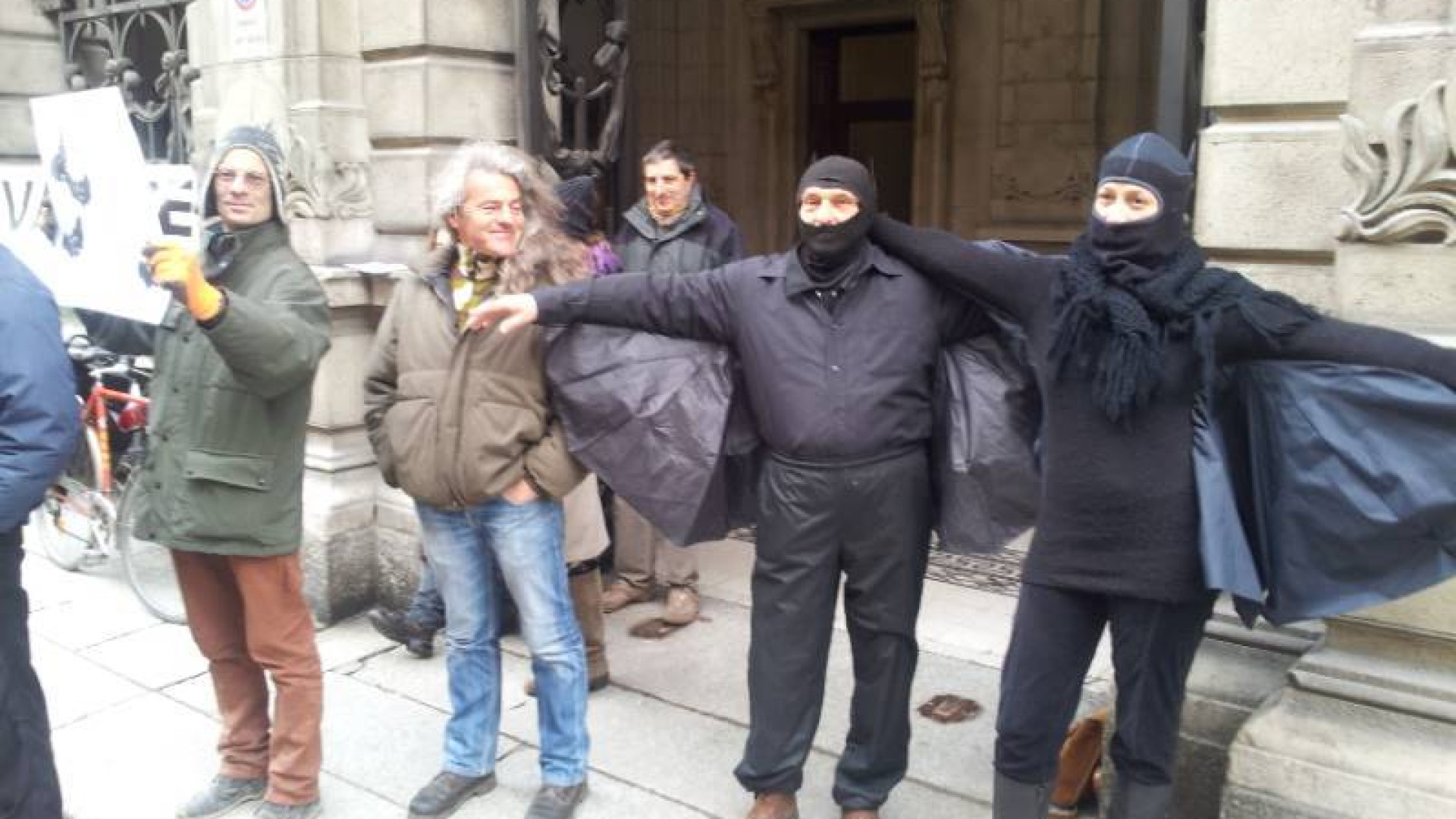 San Salvatore, il "No" della politica al progetto. Sit-in di ambientalisti-pipistrelli