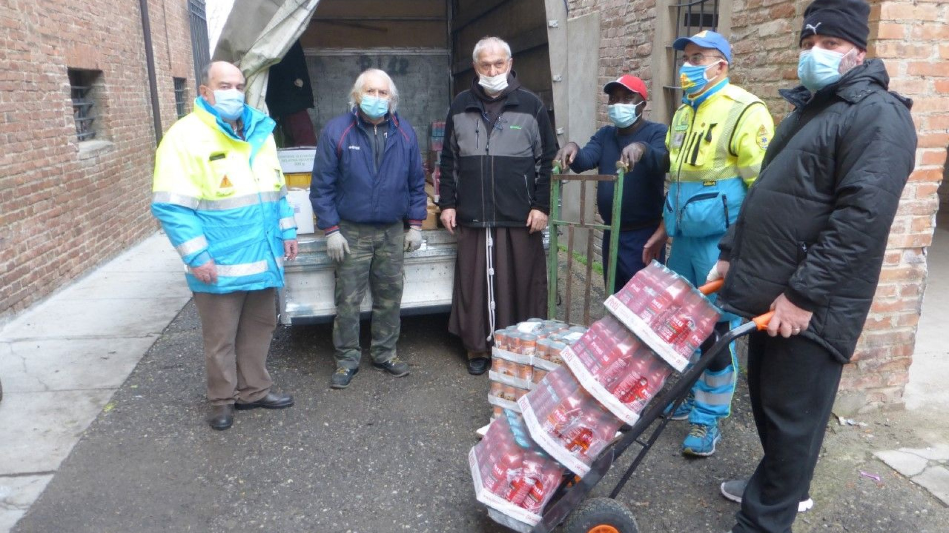 La Misericordia dona alimenti ai frati di San Maria di Campagna